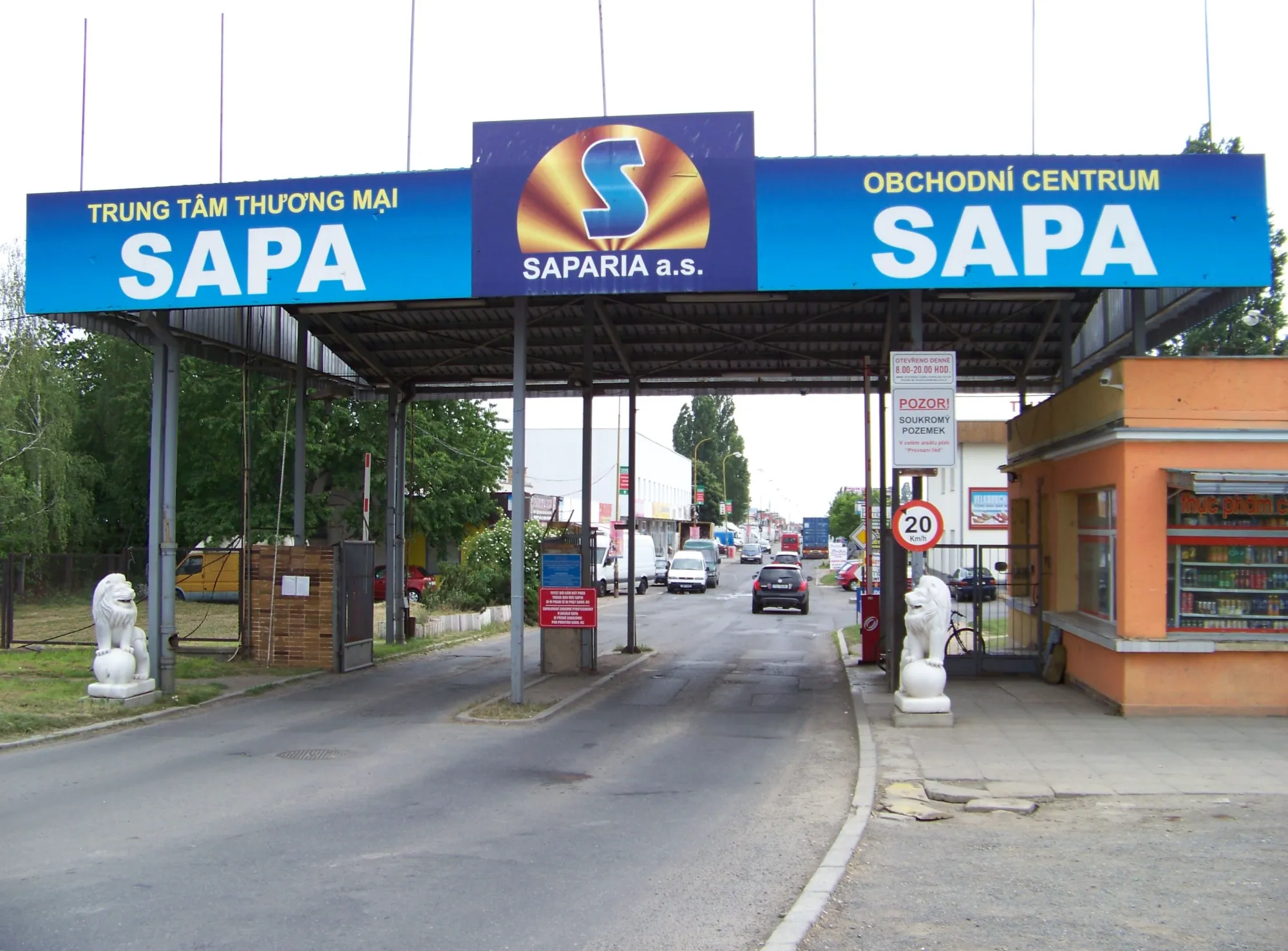 Do téhle tržnice jezdí podnikatelé z celého Česka. Pro běžné lidi je skoro zavřená.
