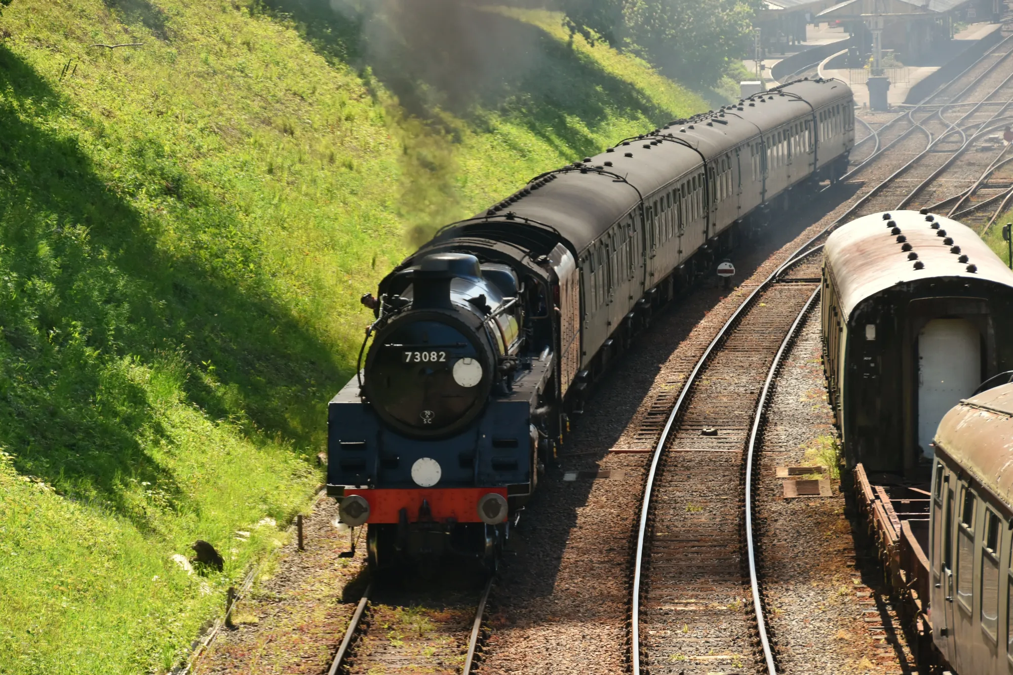 Historický vlak vyráží na trať a Česko šílí. Událost má připomenout den, který všechno změnil.