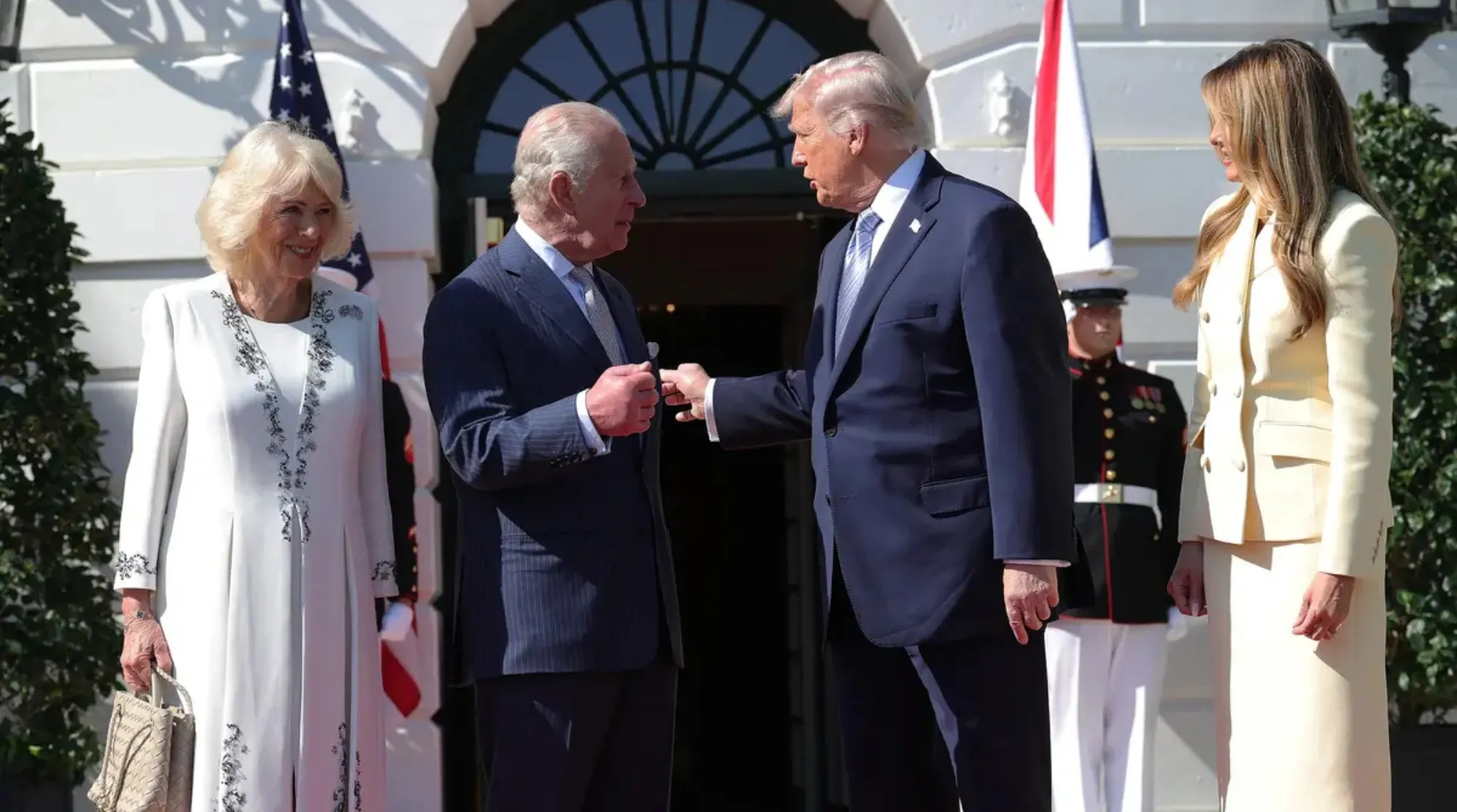 Donald Trump znovu strhl pozornost na sebe. Setkání s králem Karlem proměnil v okamžik plný symboliky.