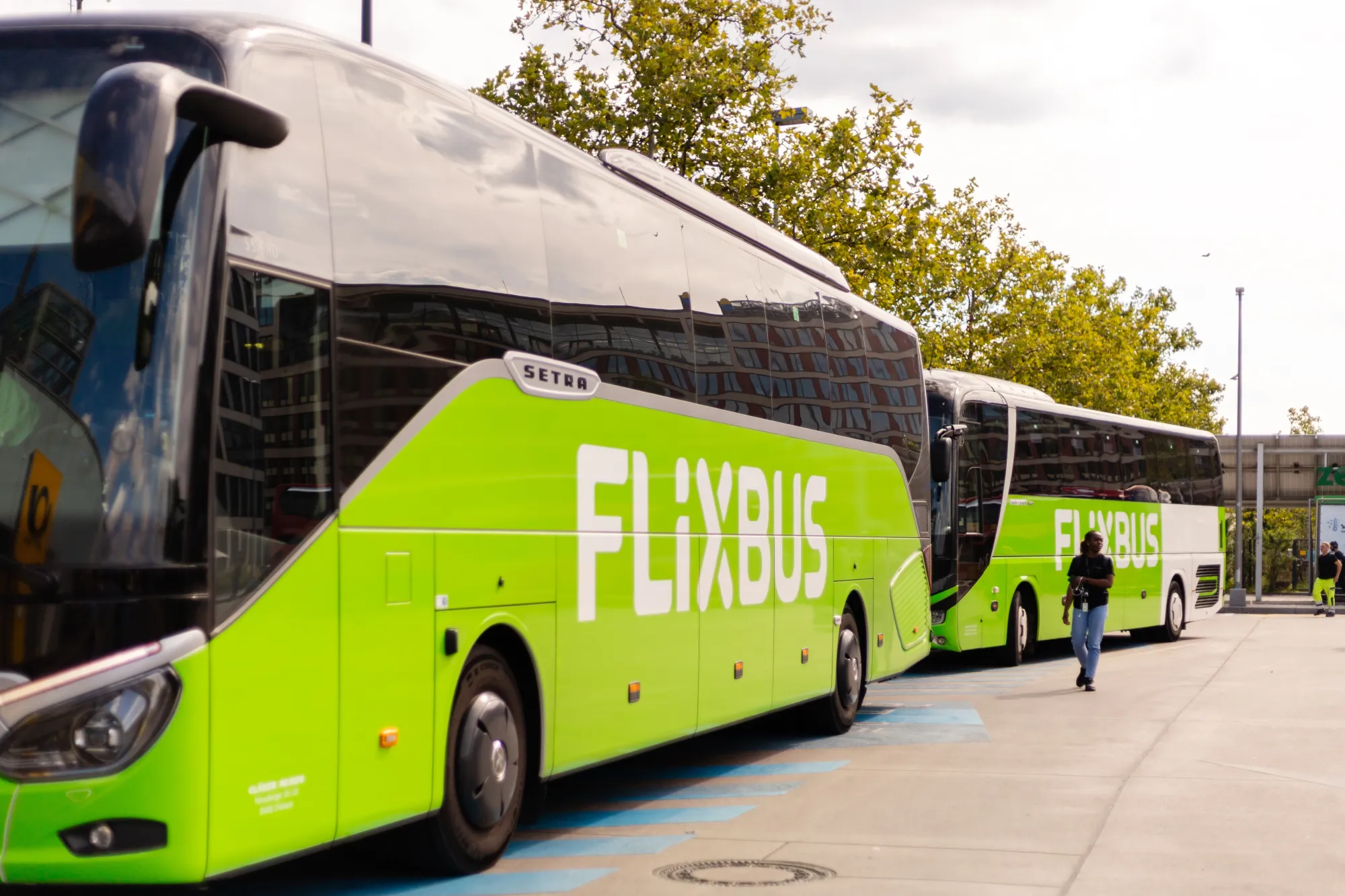 Autobus jel dál a důchodci zůstali venku. FlixBus čelí obrovskému skandálu, lidé jsou pobouřeni.