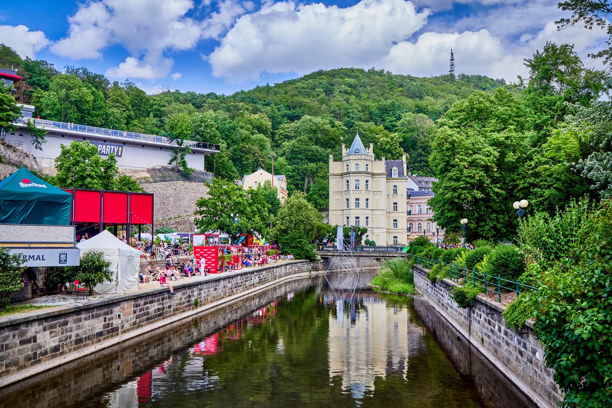 Karlovy Vary v době festivalu lákají hvězdy i turisty: Největší zážitek přitom nemusí stát tisíce.