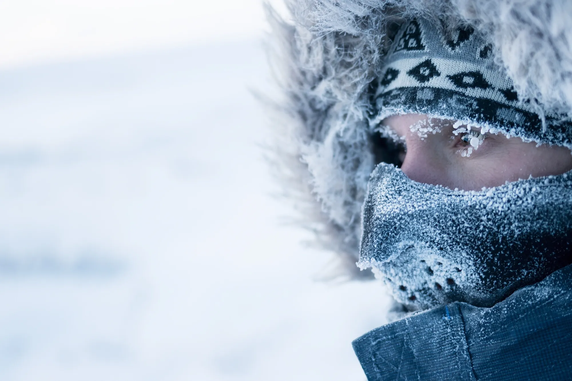 Do Česka udeří krutý mráz. Meteorologové varují: Kdo nevytáhne zimní bundu, může tvrdě litovat.