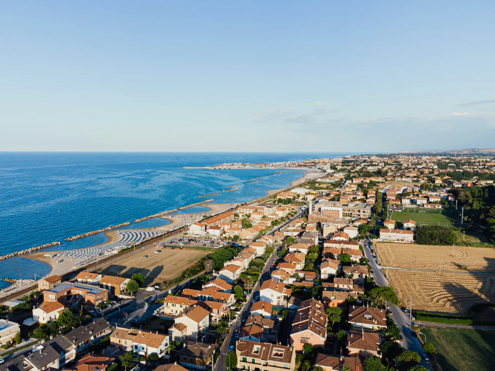 Kam na italské moře místo Rimini. Toto kouzelné město nabízí krásu i atmosféru bez návalu turistů.