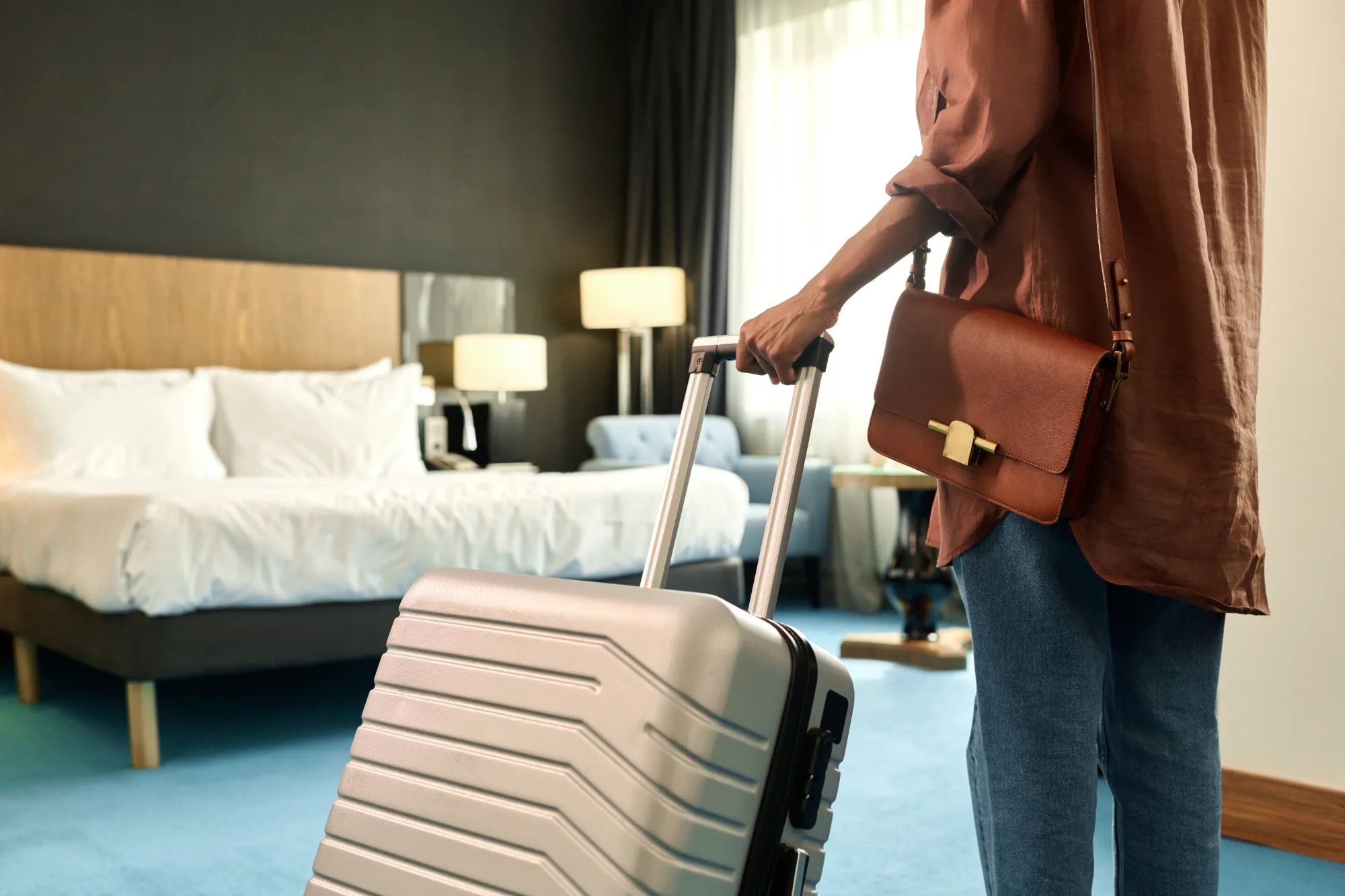 Stačí poslat slušný e-mail před odjezdem a hotel často nabídne víc, než čekáte. Češi dobře vědí, proč to zkoušejí.