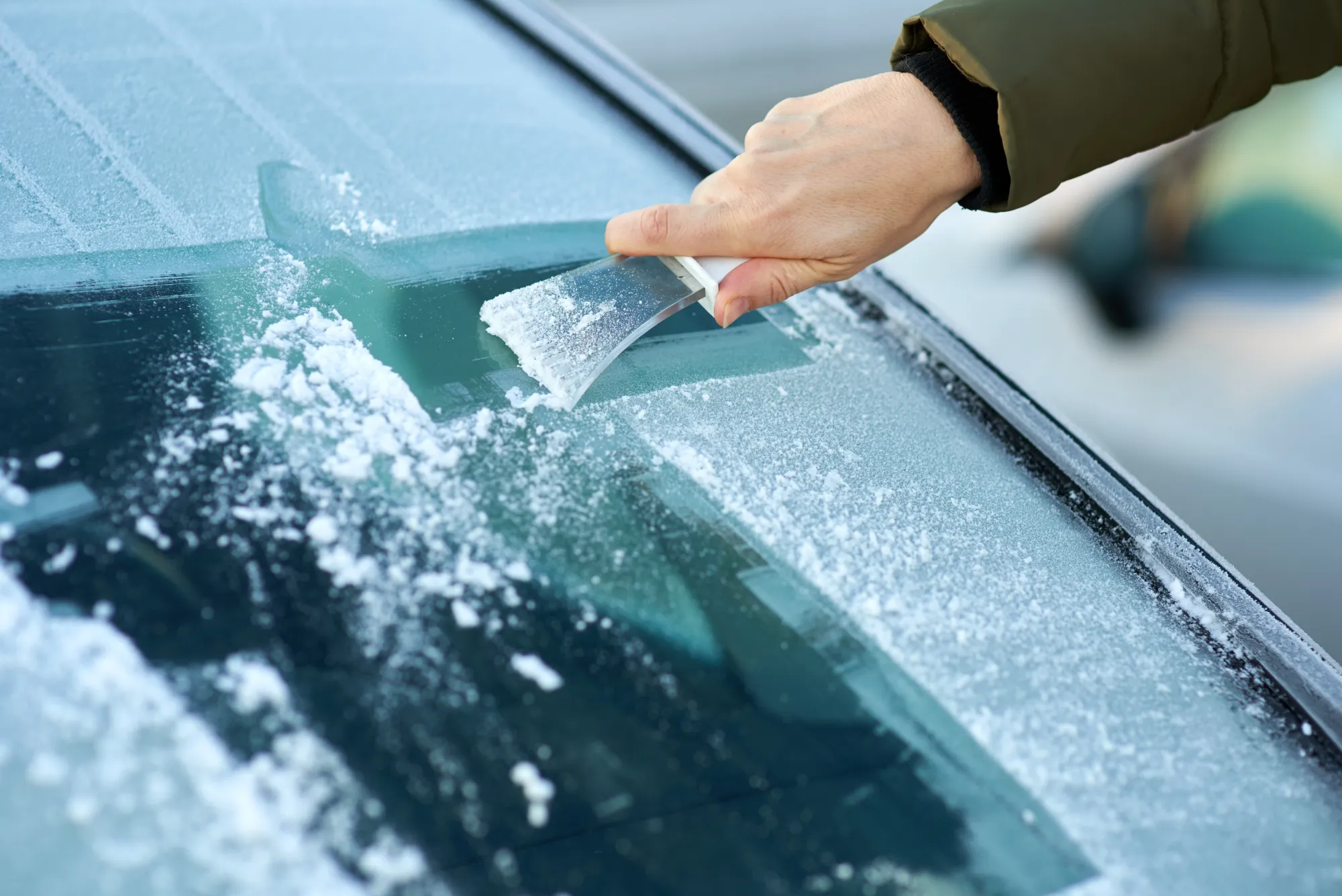 Řidiči tomu pořád nevěří. Nastartovaný motor při čištění skel je velký problém, hrozí poškození i pokuta.