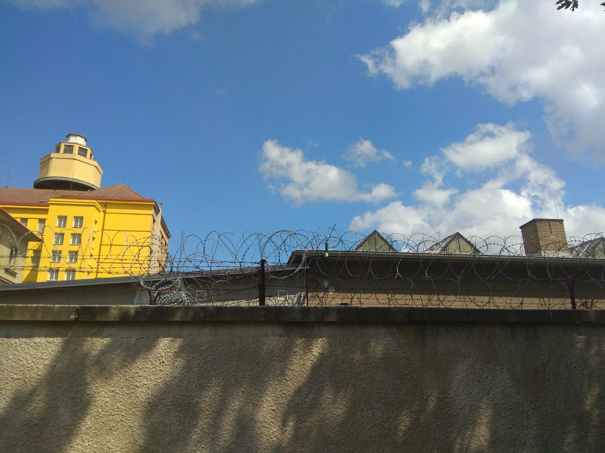 Vémola za katrem: Jak bude jeho den vypadat a jaké limity věznice nařídila od prvního dne.