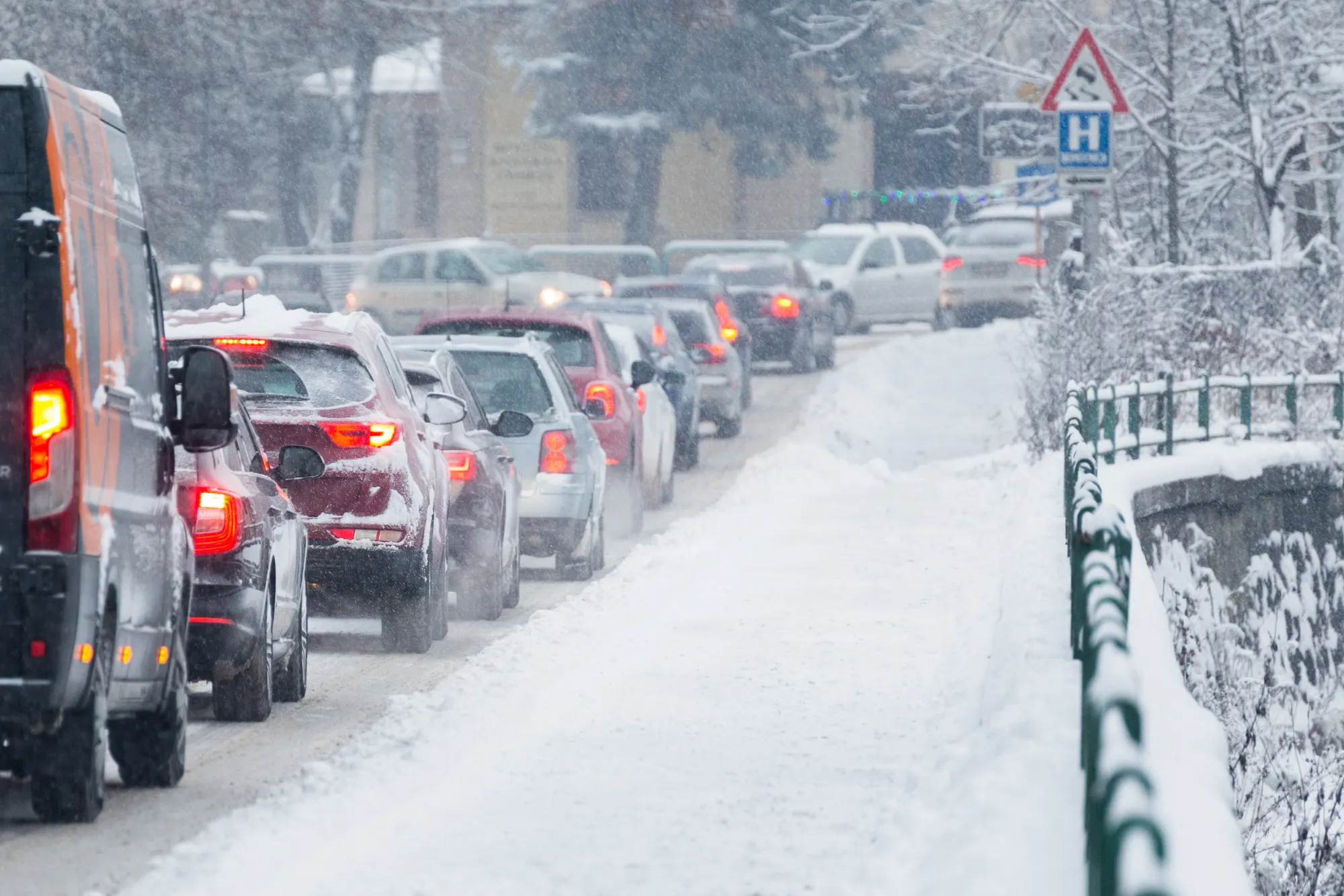Počasí udeřilo a Praha se zastavila. MHD selhala a dopravní síť se během chvíle rozsypala.