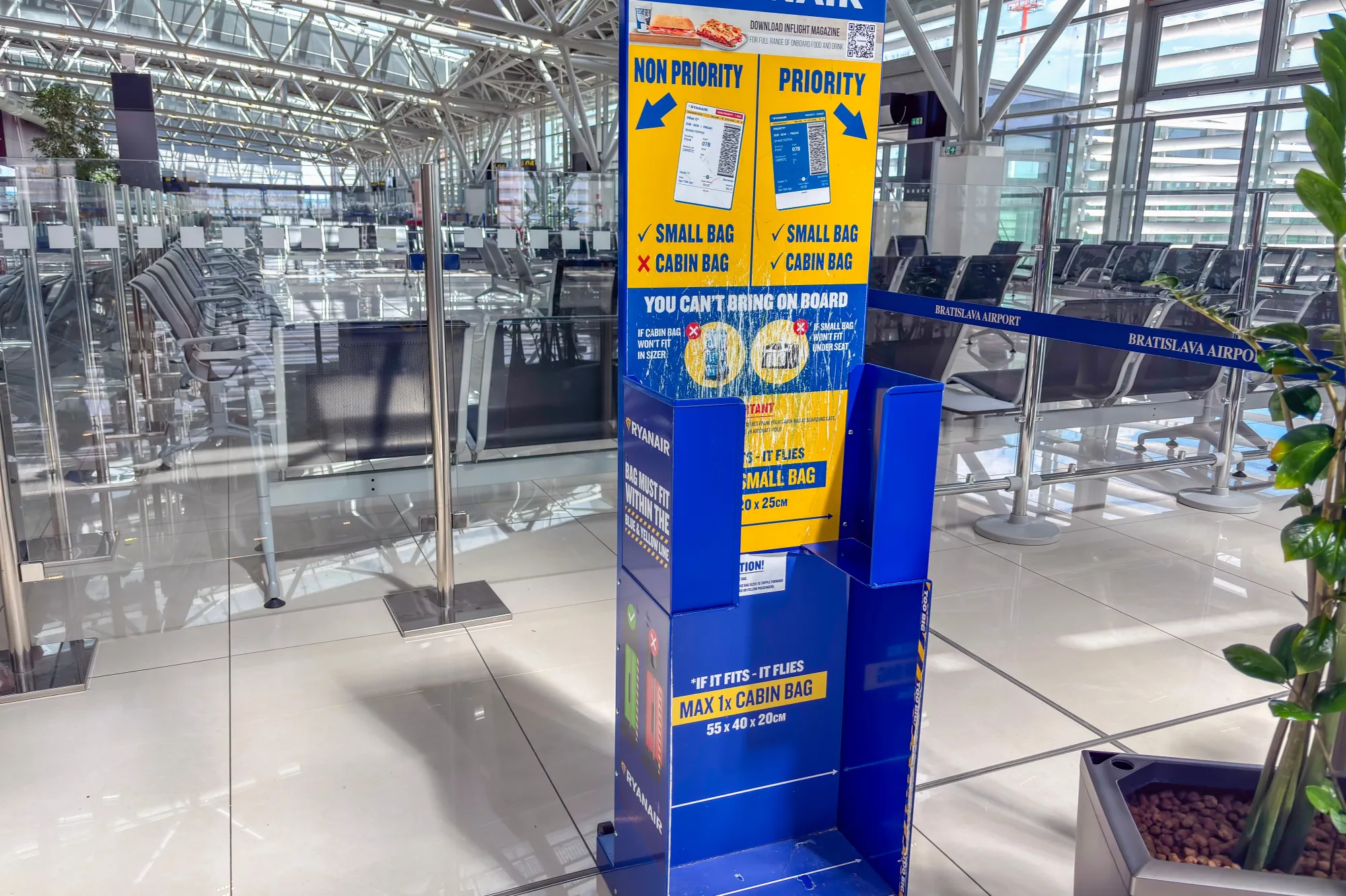 Na letištích přibyly kiosky pro rychlé označení kufrů u Ryanair. Fronty před odletem mají být minulostí.