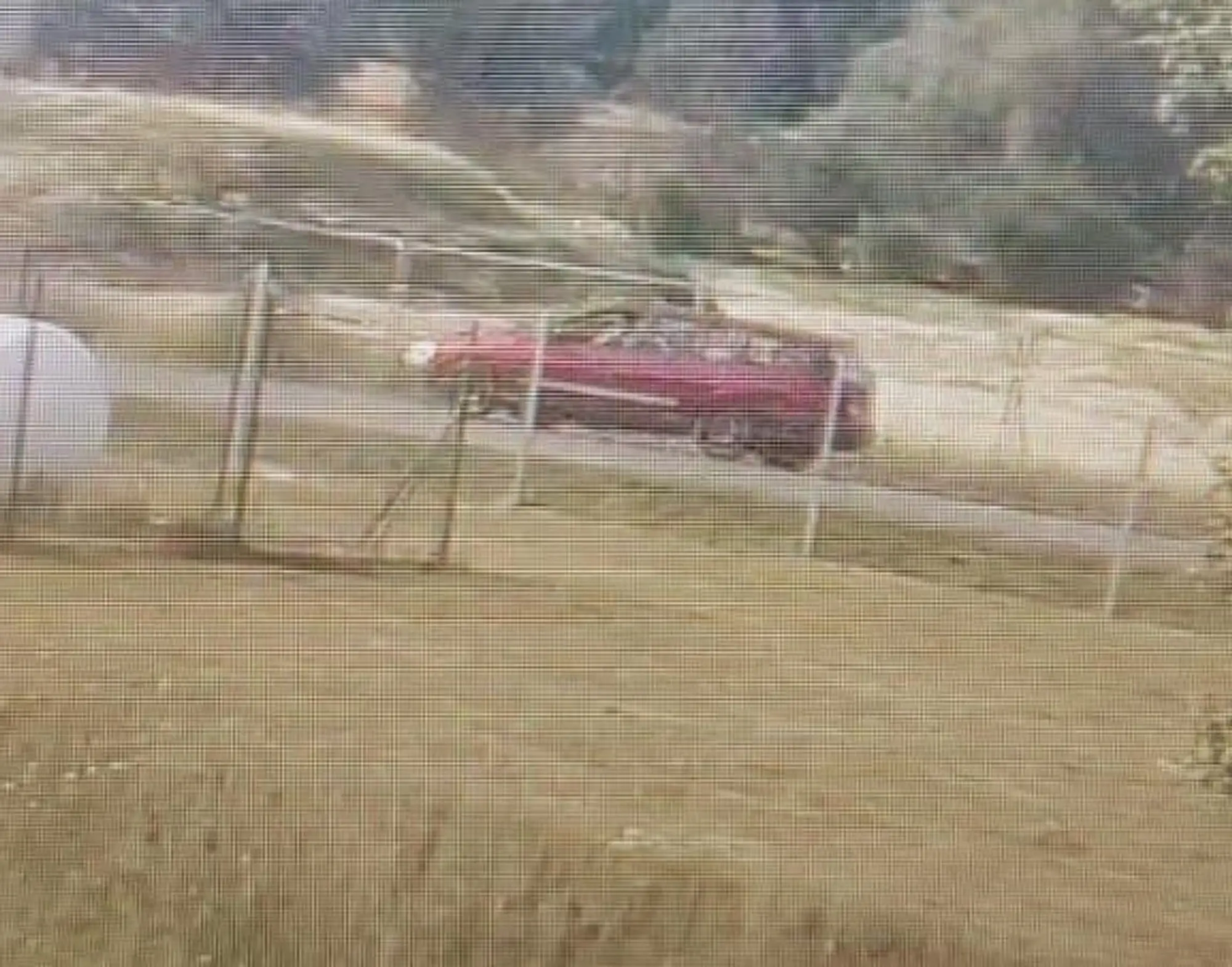 Ozbrojený muž u Čelákovic zalarmoval policii: Pátrání pokračuje, hlídky posílily dohled u ministerstev.