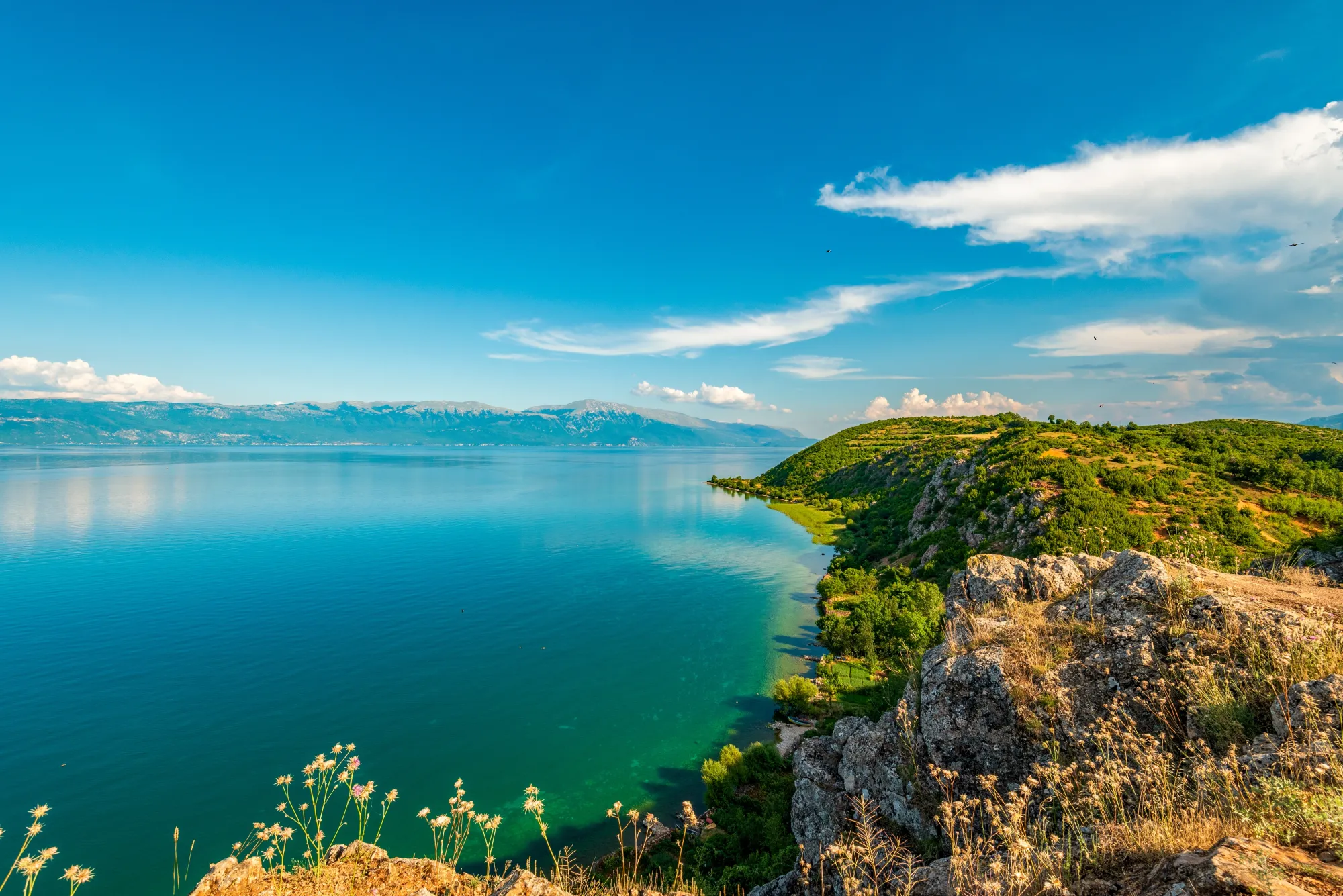 Balkán skrýval ohromující poklad. Češi v kráteru objevili jezero tak rozlehlé, že ohromilo i vědce.