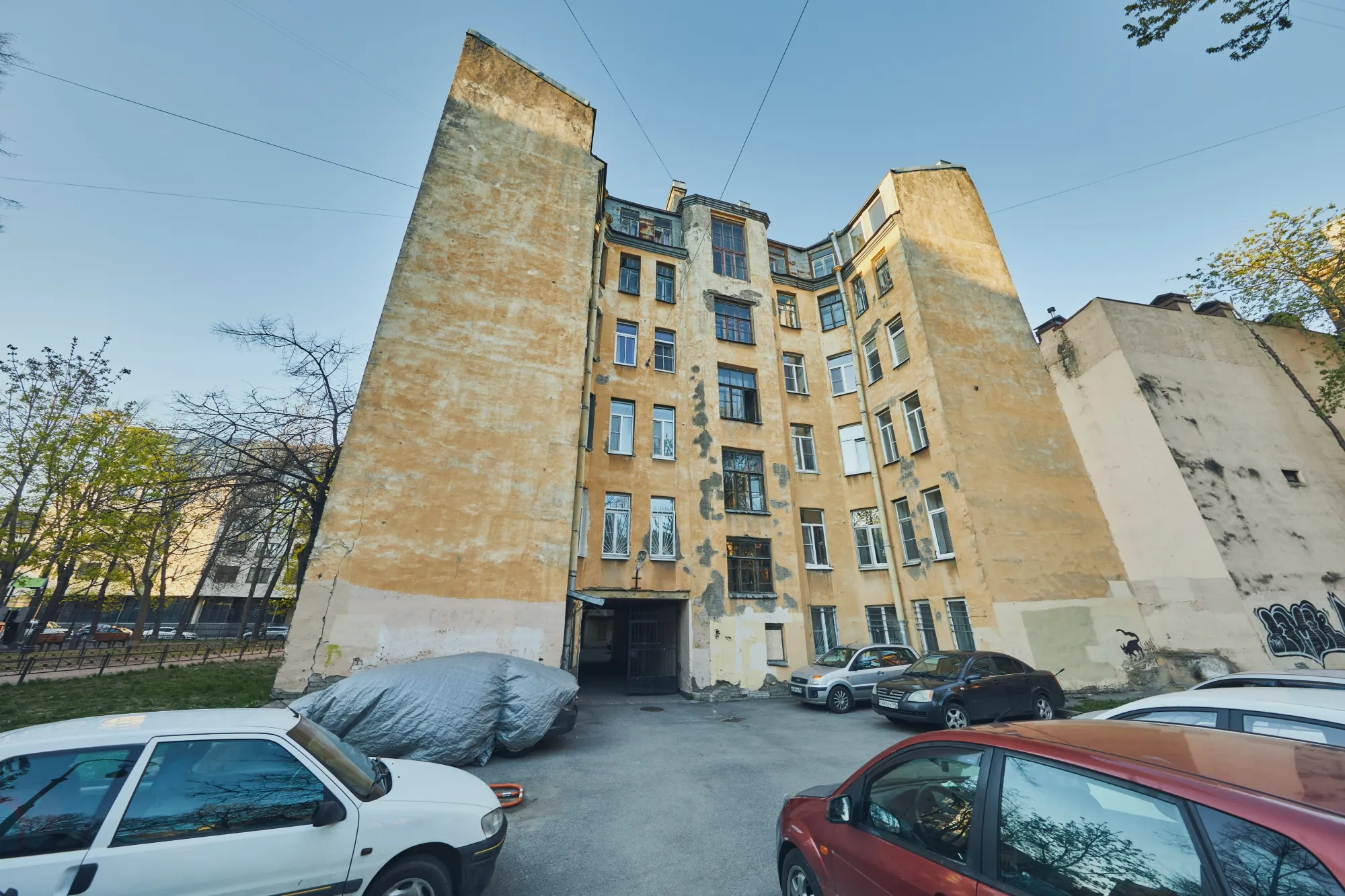 Pět lidí v malém bytě. Nevkus a balkon jako sklad jsou běžný standard.