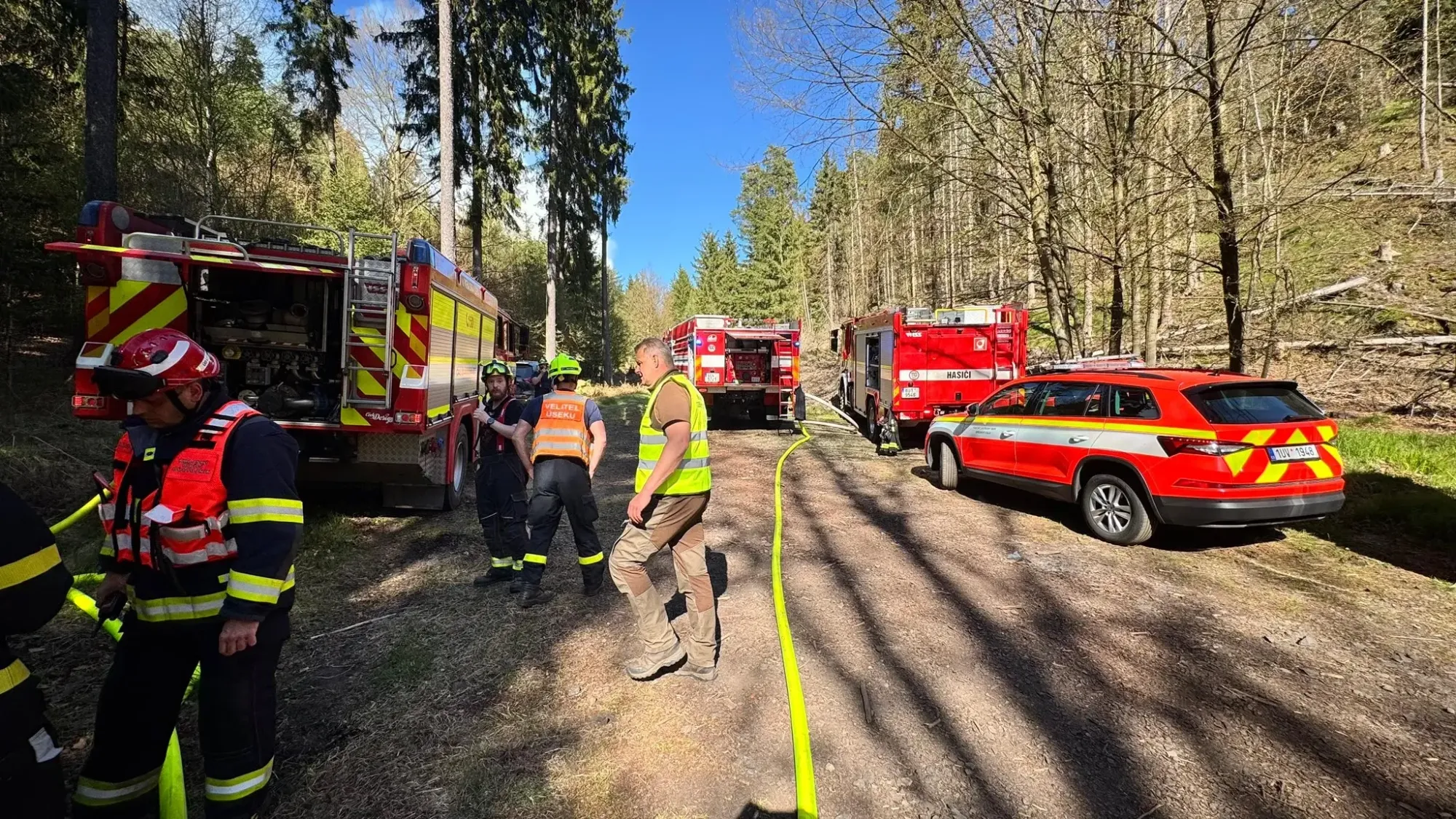 V Českém Švýcarsku znovu hoří ve velkém. Do boje s plameny vyráží 500 hasičů a sedm vrtulníků.