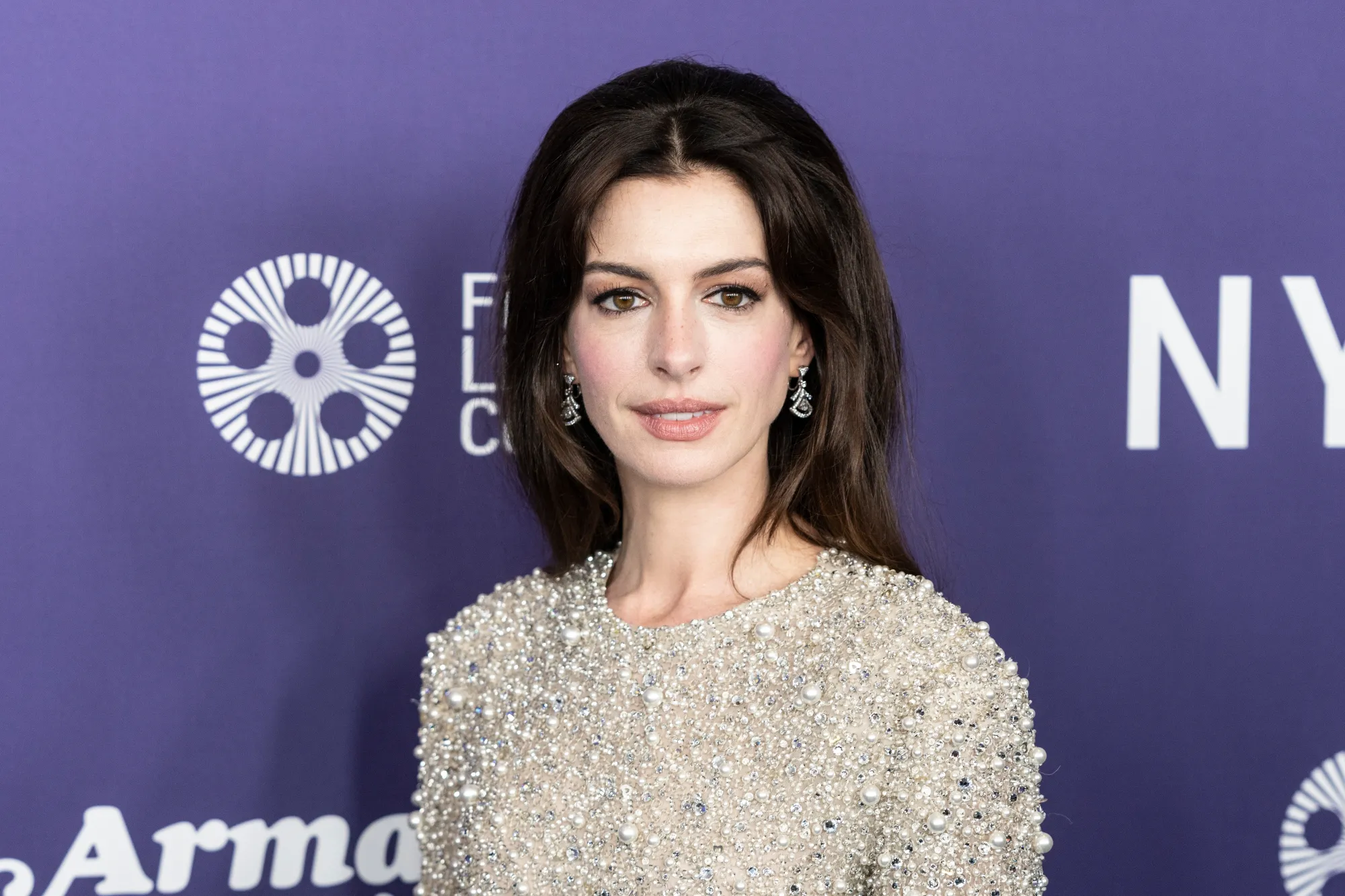 Anne Hathaway otevřela pohled do svého luxusního bydlení: Vládne mu jednoduchý styl a terasa uprostřed města je ohromující.