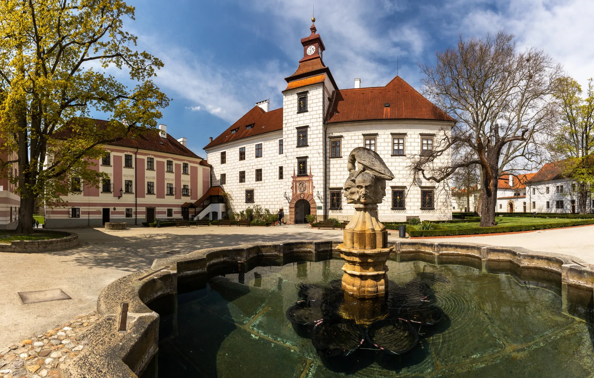Lázeňské město s atmosférou Karlových Varů vyjde levněji. Zůstává však mimo hlavní proud.
