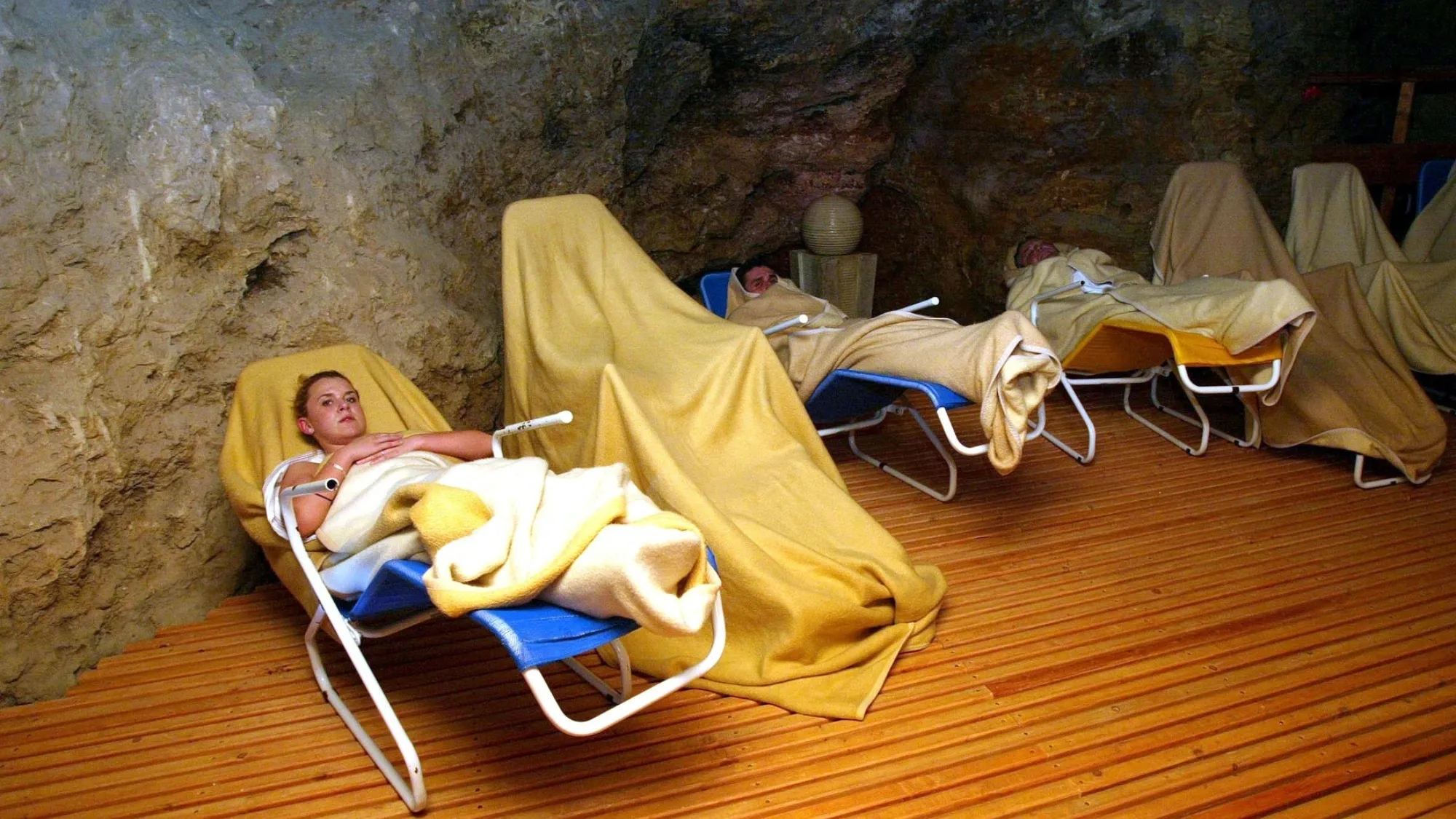 Zázrak ukrytý ve skalách: horká voda proudí ven zdarma. Češi sem nejezdí a sami se o to ochuzují.