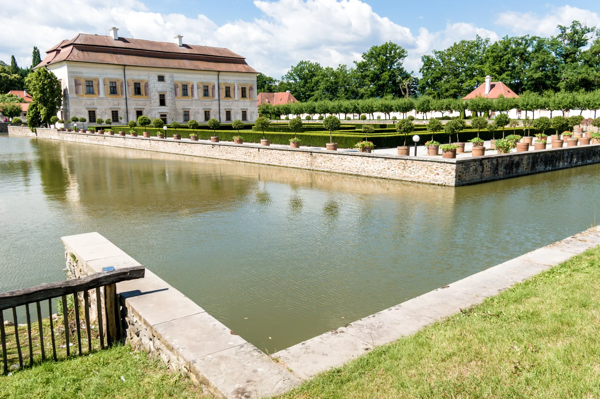 Jako z pohádky, ale bez davů turistů: Češi přehlížejí zámek, který by jim záviděl i Walt Disney.