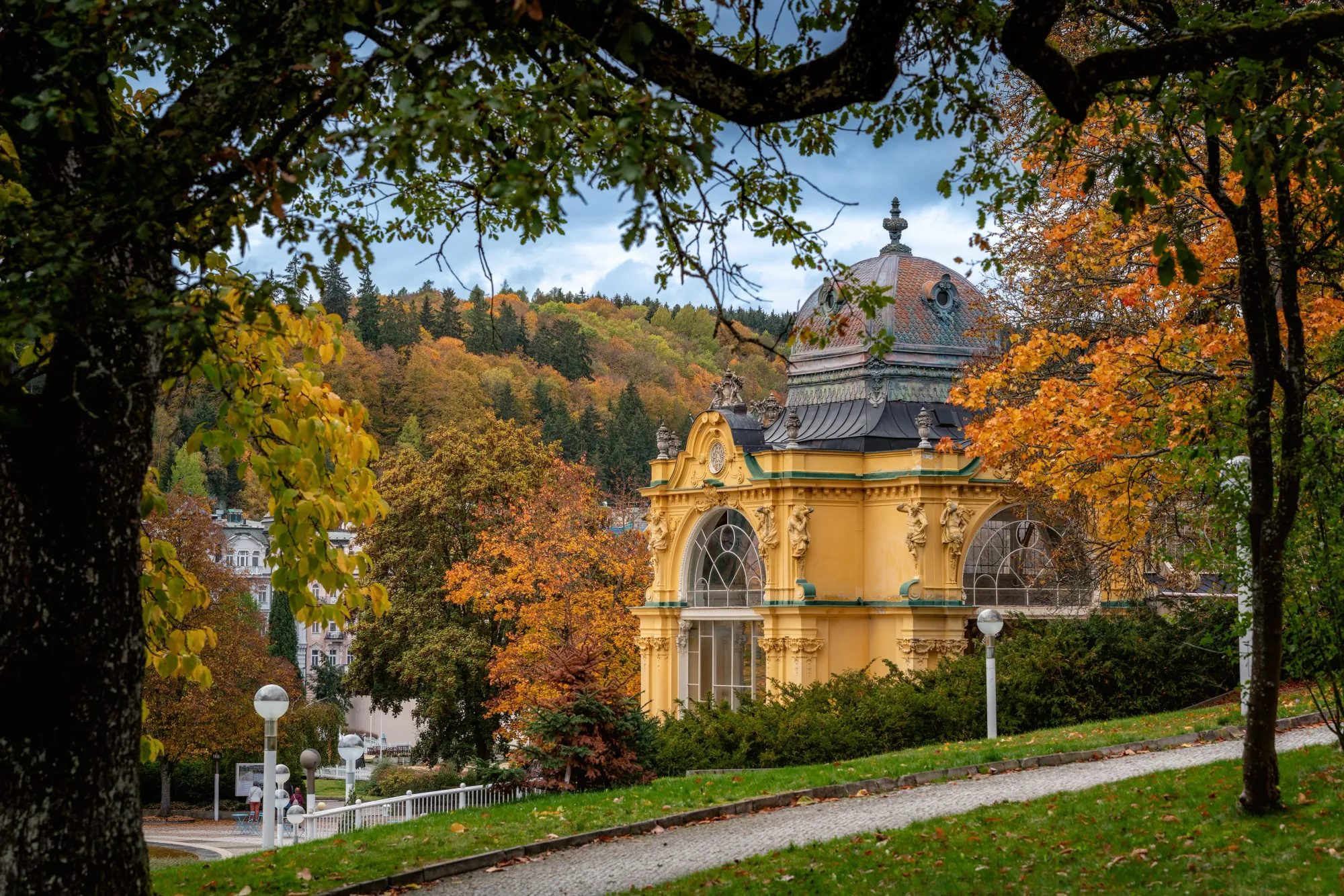 Na titul města zamilovaných Praha nedosáhla. Nejvíc romantiky v Česku našli právě v těchto lázních.