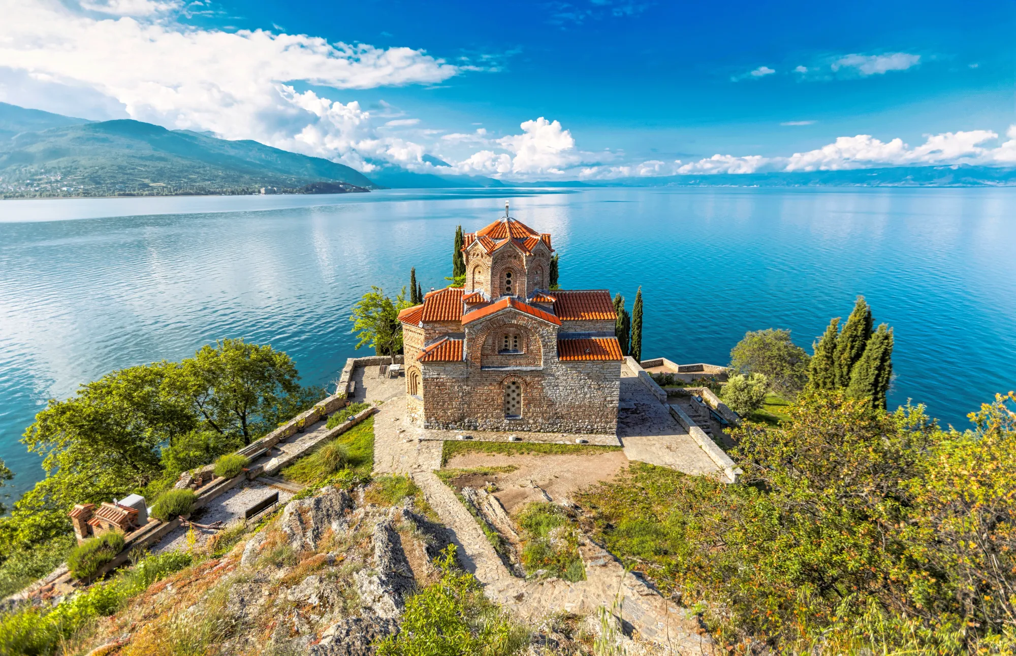 Toto jezero většina Čechů jen přehlíží na mapě. Noc vyjde na 800 Kč a okolí vás okamžitě okouzlí.