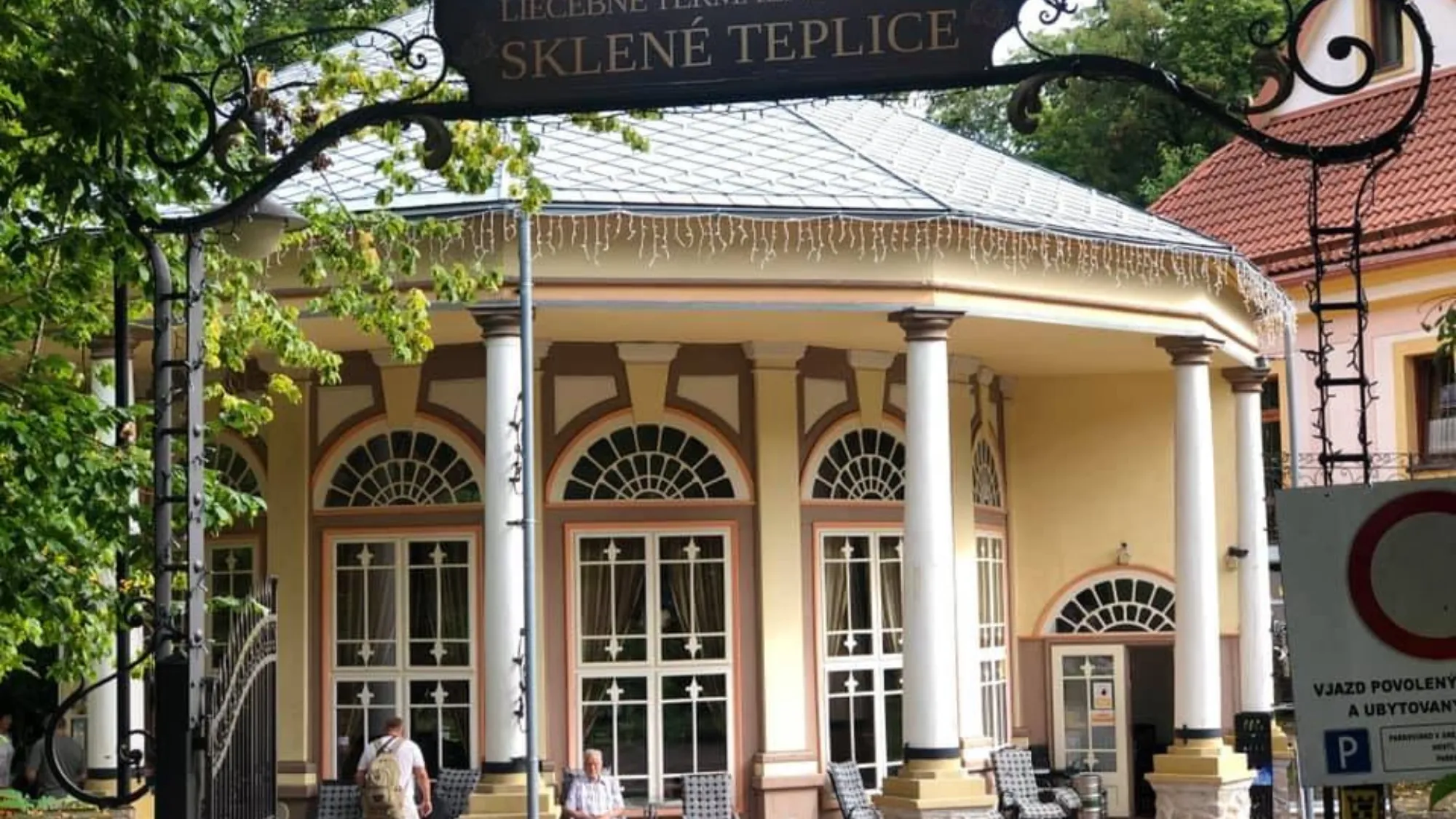 Tady vyvěrá termální voda přímo ze skály. Češi to ignorují, ale kdo přijde, už nikdy nechce jinam.
