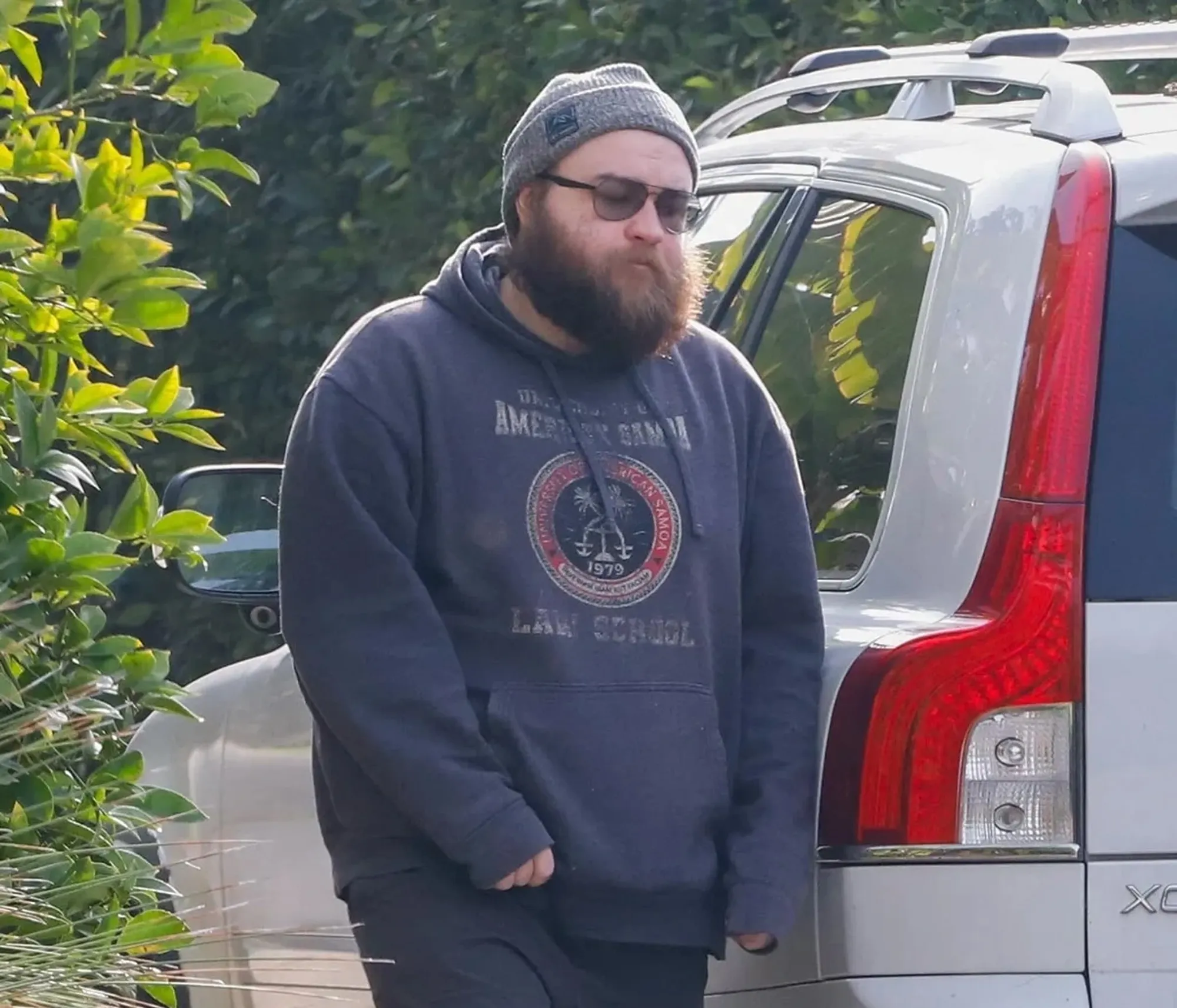 Kdysi zářil v seriálu Dva a půl chlapa. Dnes je k nepoznání a kila jsou znát.