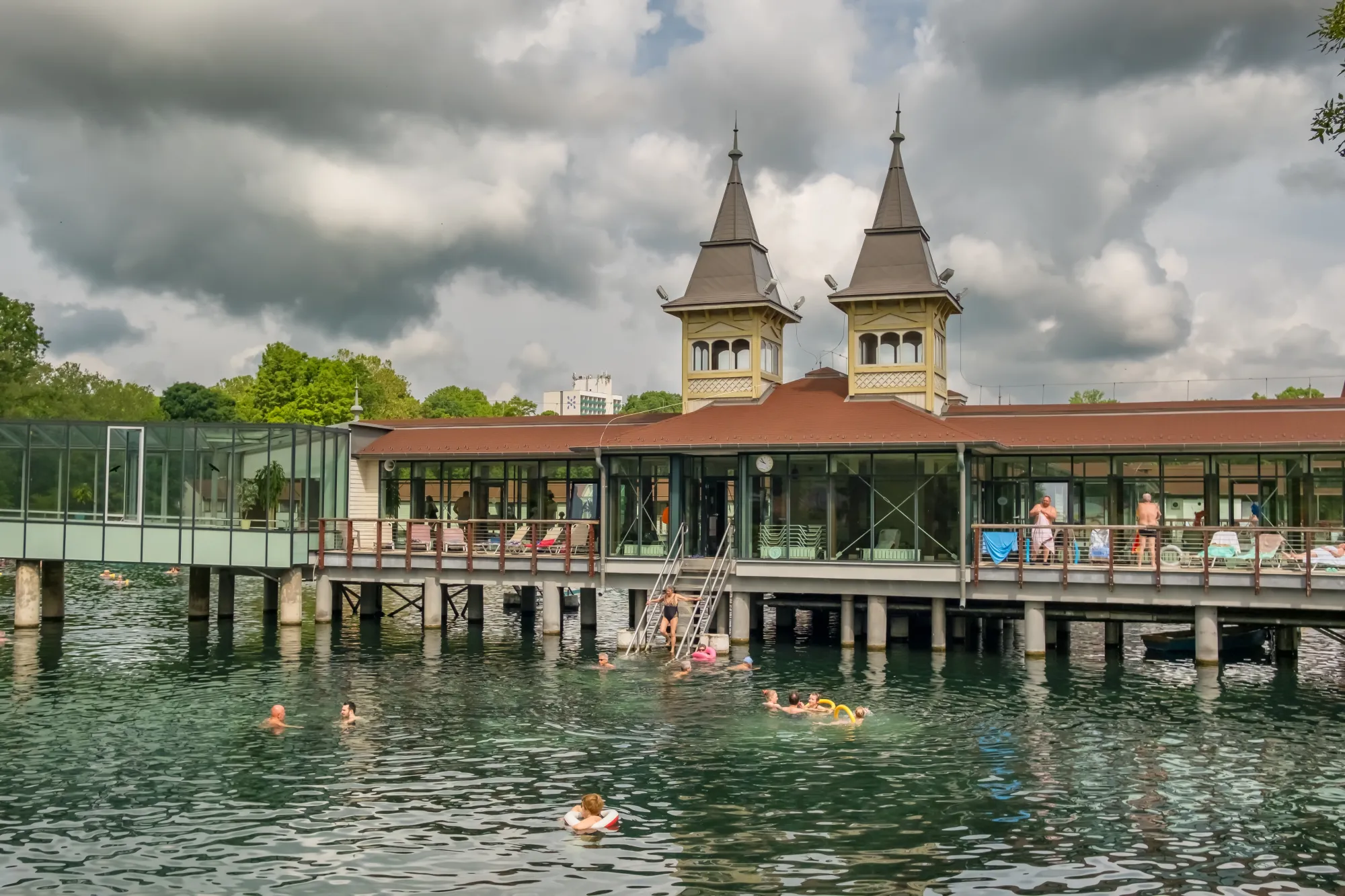 Největší termální jezero v celé Evropě není tam, kde čekáte. Lázeňské město láká vodou teplou jako vana.