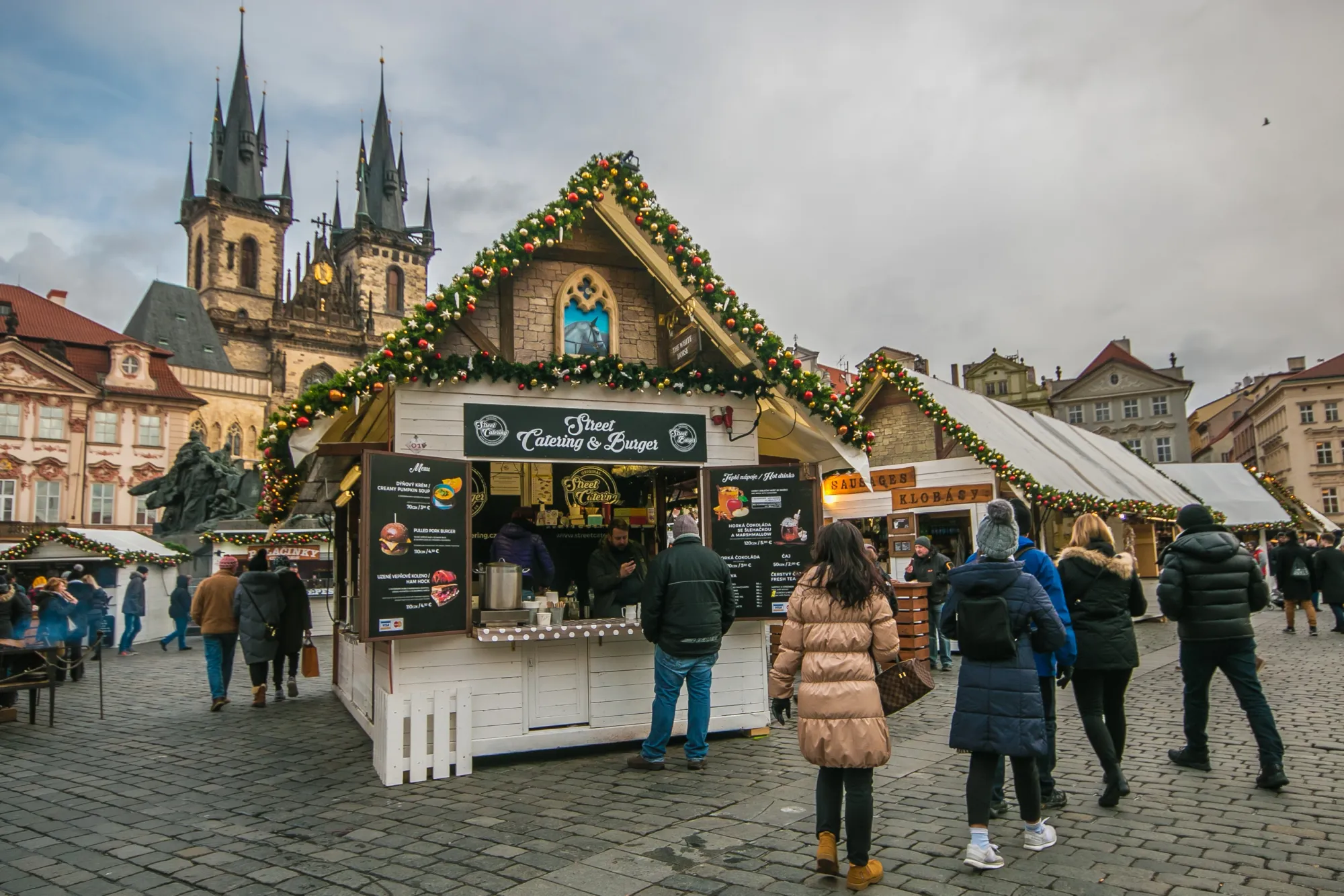 Kolik letos stojí Vánoce v ulicích? Ceny svařáku i rychlého jídla překvapí.