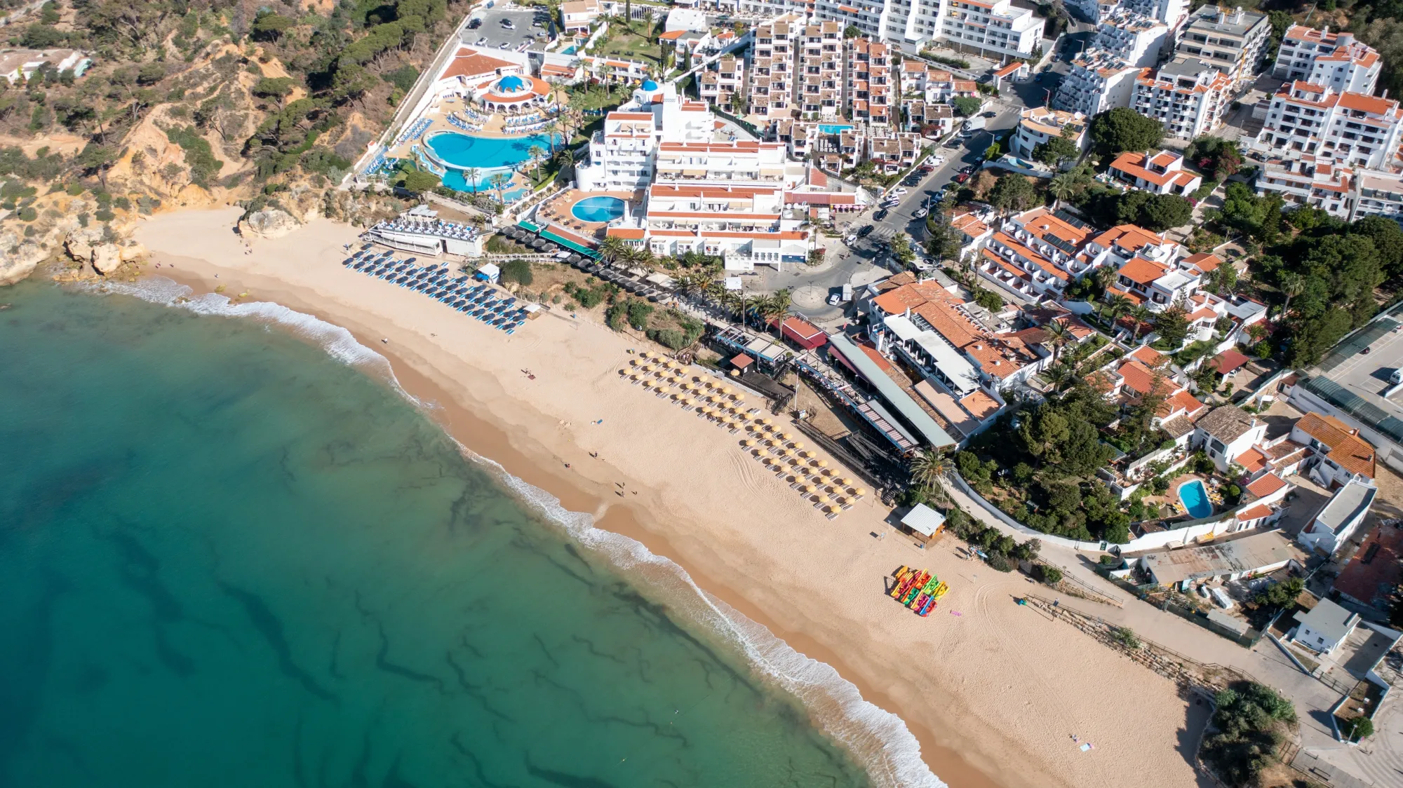 Šok pro turisty: Tuto pláž řadí mezi úplně nejhorší v Evropě. Luxus tu vystřídal hnus.