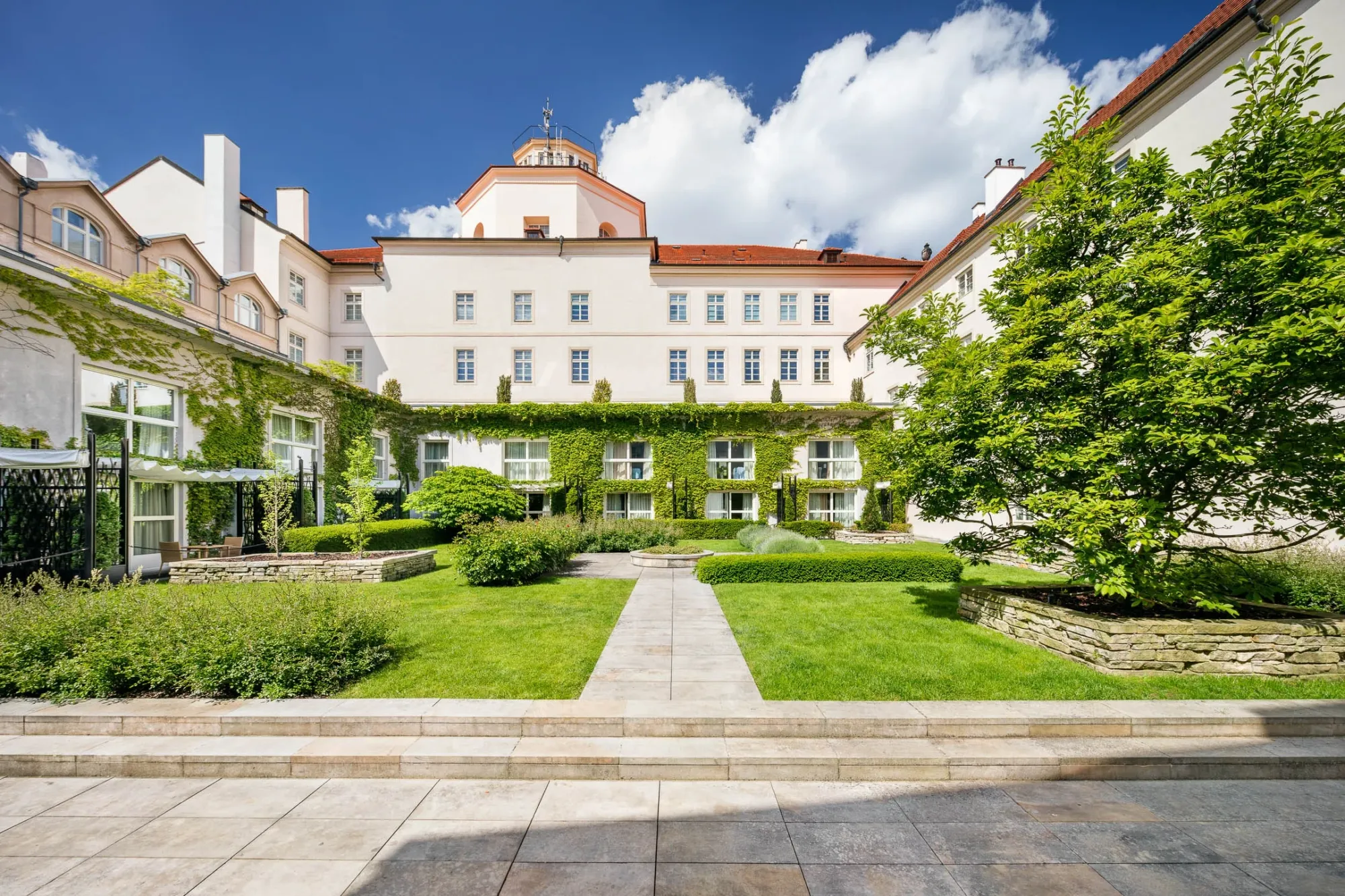 Tohle v Praze ještě nebylo. Hotel Mandarin láká na nejkrásnější Vánoce v Česku.