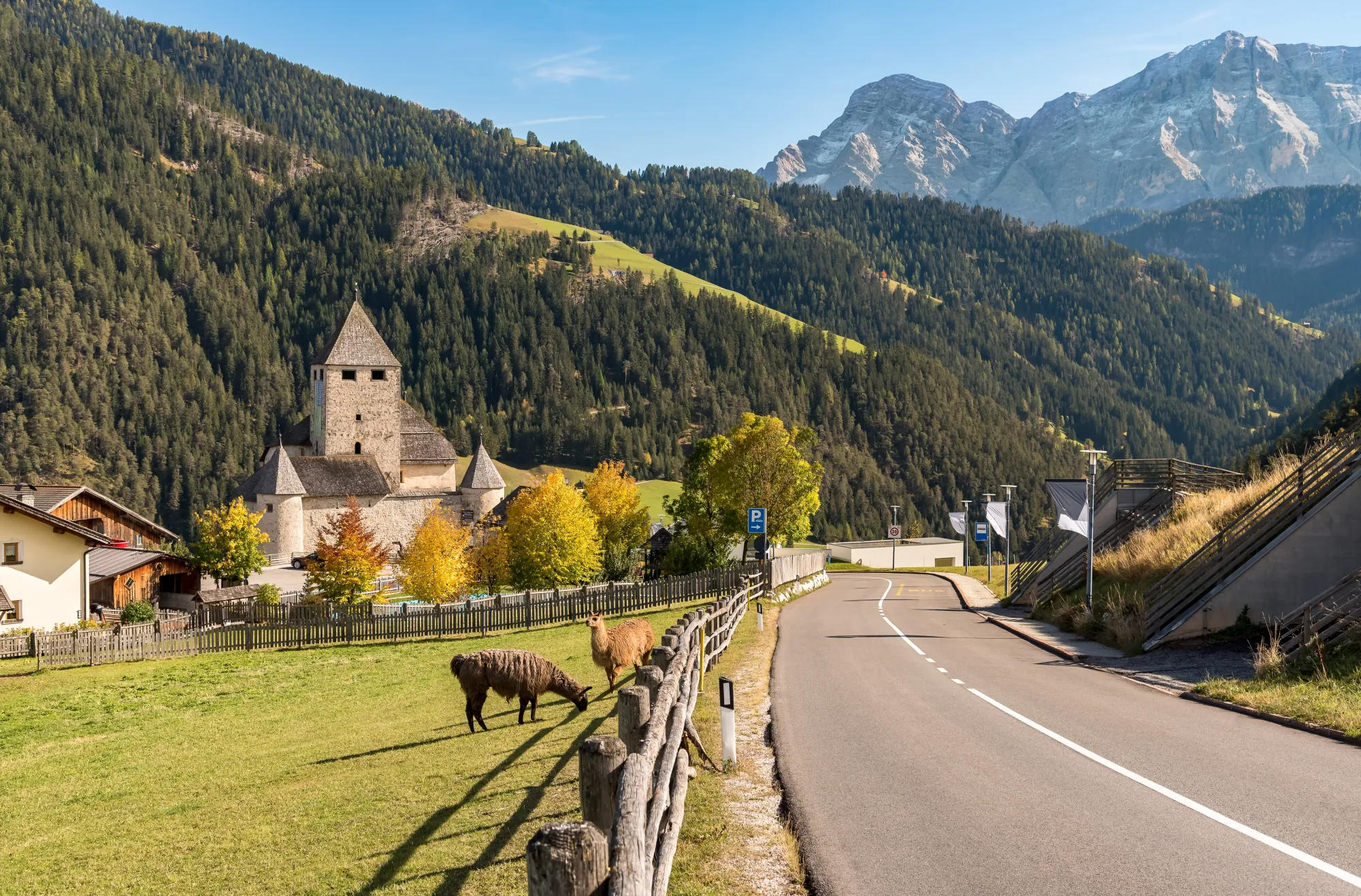 Dolomity ukrývají hotel pro pomalou dovolenou: Tady se člověk zastaví dřív, než stihne vybalit kufr.