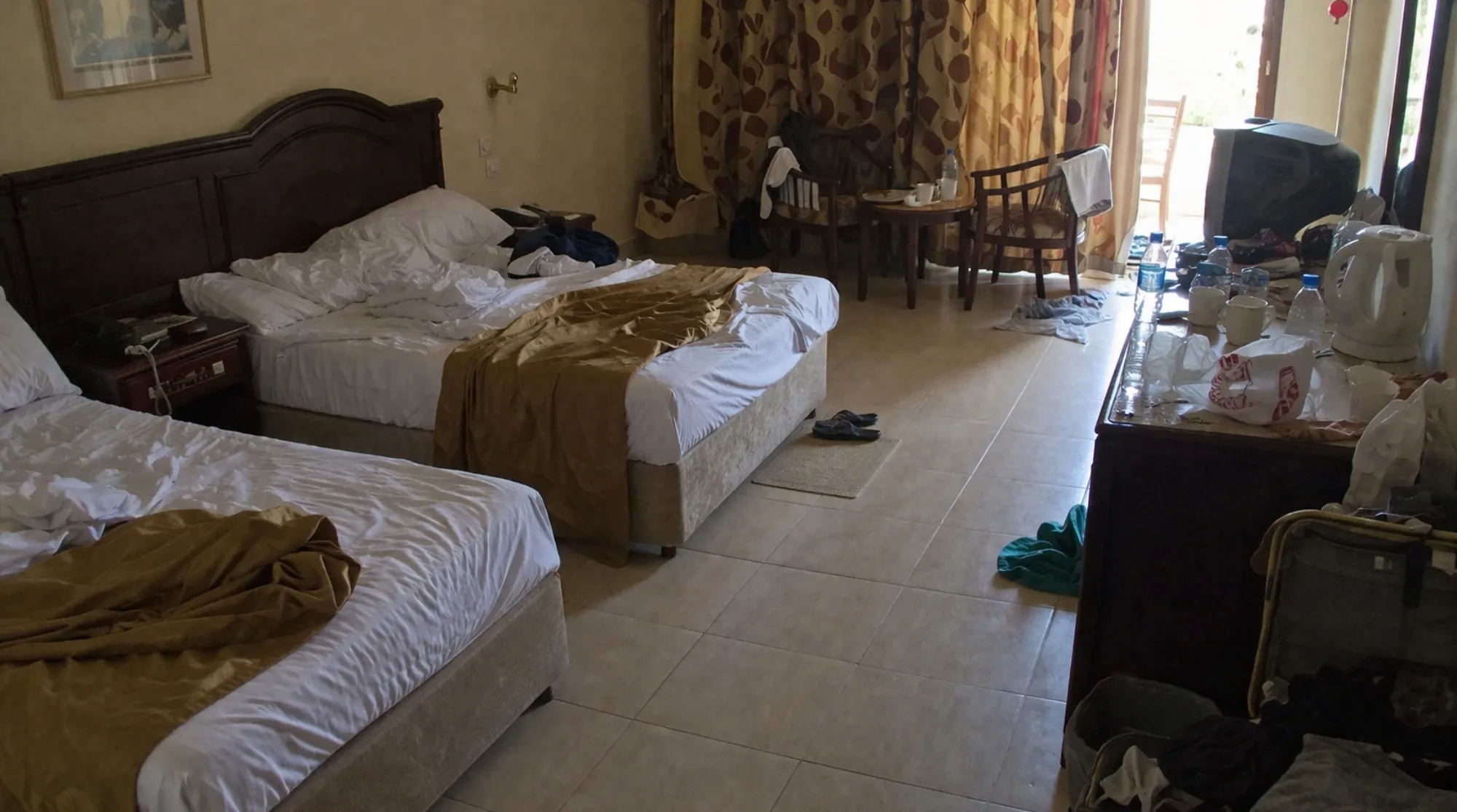 Měli mít vysněnou dovolenou v Egyptě. Po příjezdu jim řekli, že v hotelu pro ně nezbylo místo.