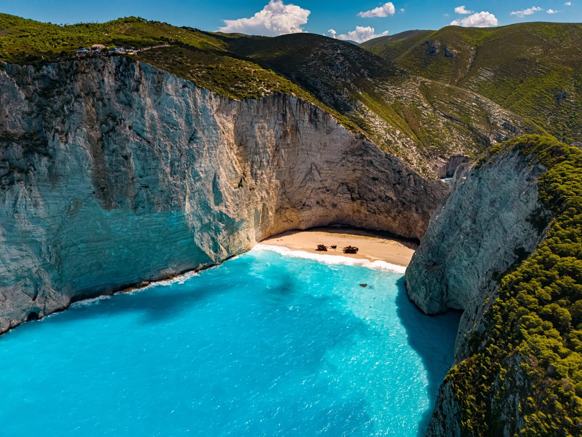 Nebezpečí na oblíbené pláži v Řecku: Turisté se na místo zatím nesmějí dostat.