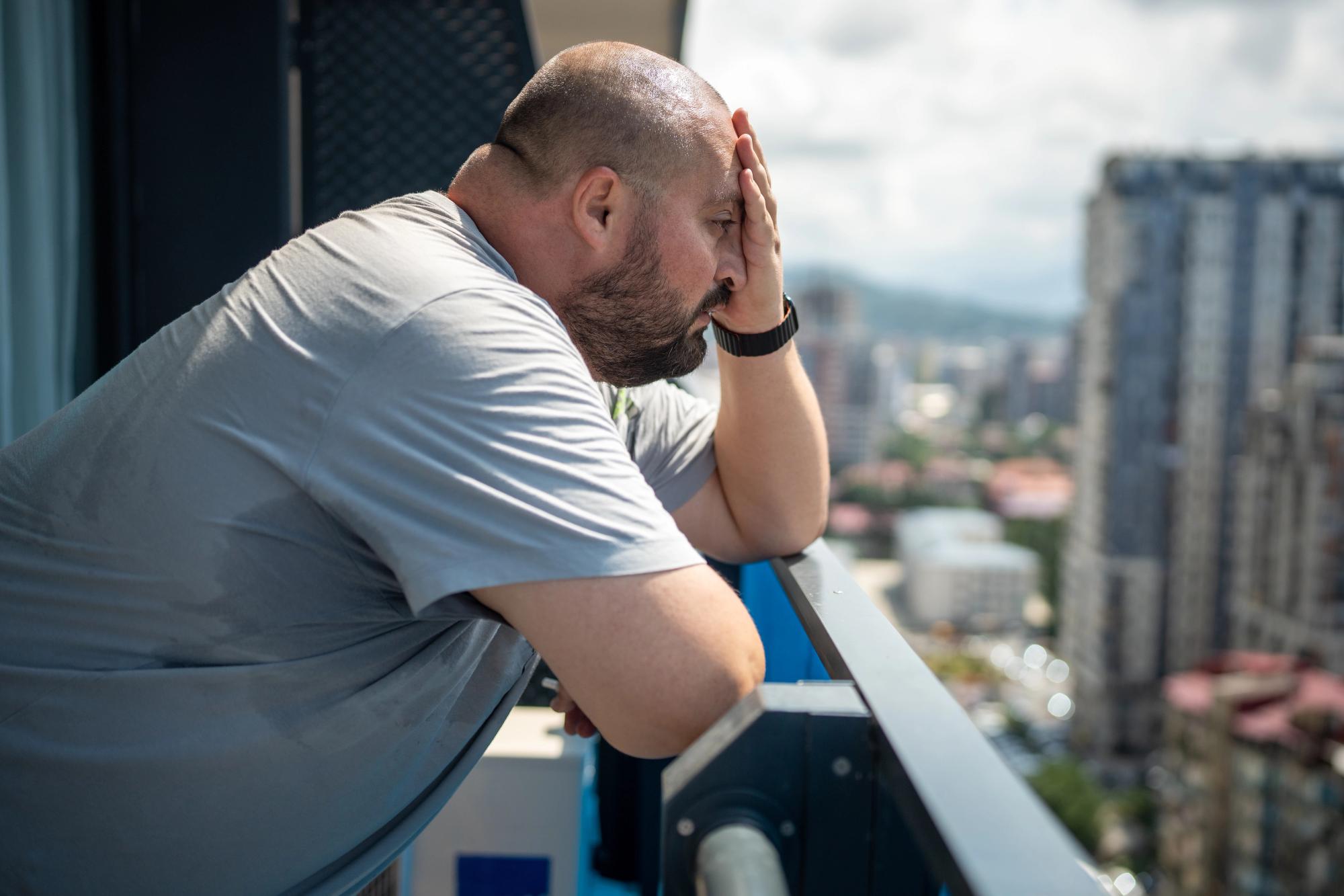 Byt se v létě může rozpálit zbytečně rychle: Největší rozdíl dělá větrání ráno, večer a stažené žaluzie.