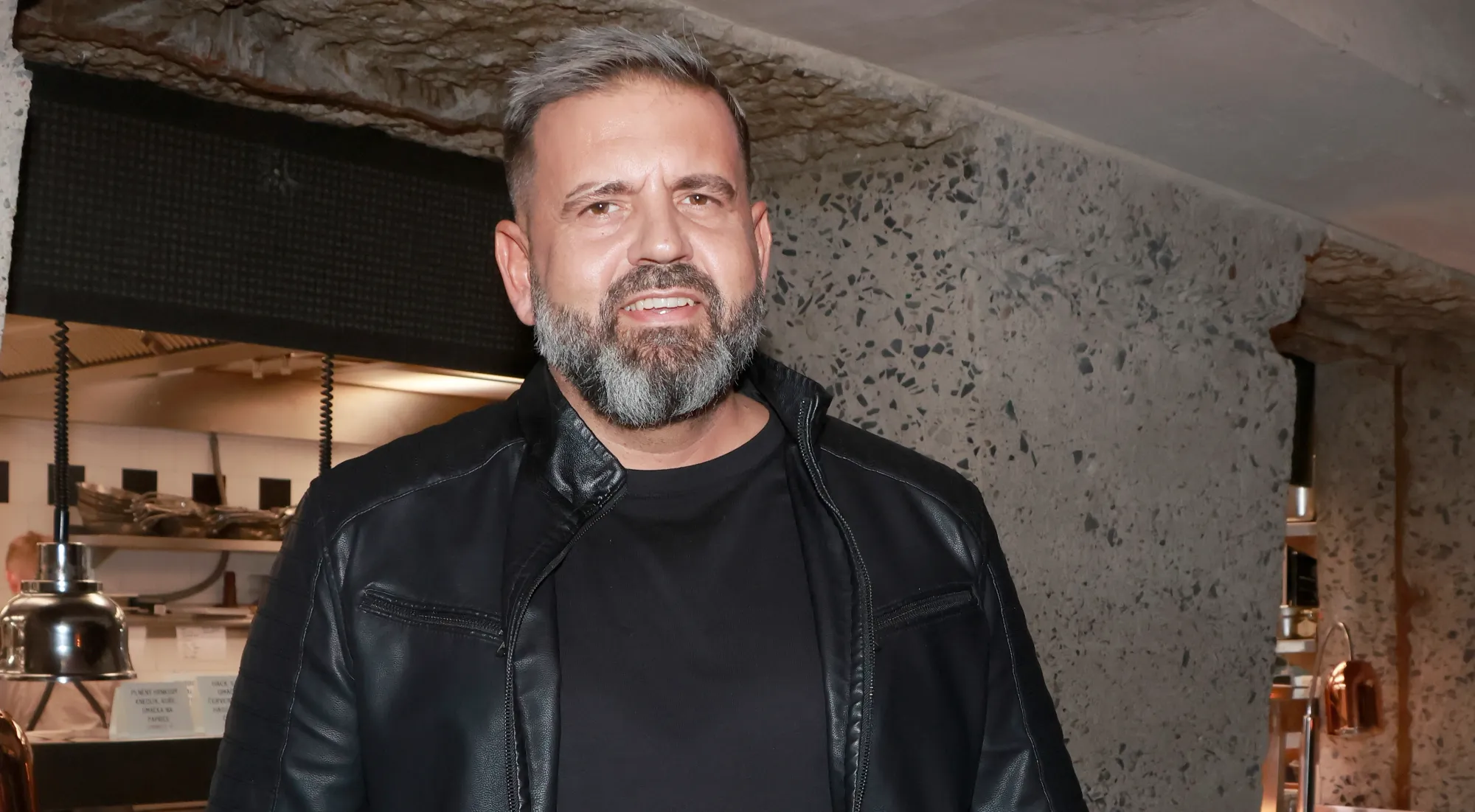 Radek Kašpárek otevřel dveře své luxusní vily u Prahy. Kuchyně hraje hlavní roli a terasa působí jako venkovní obývák.