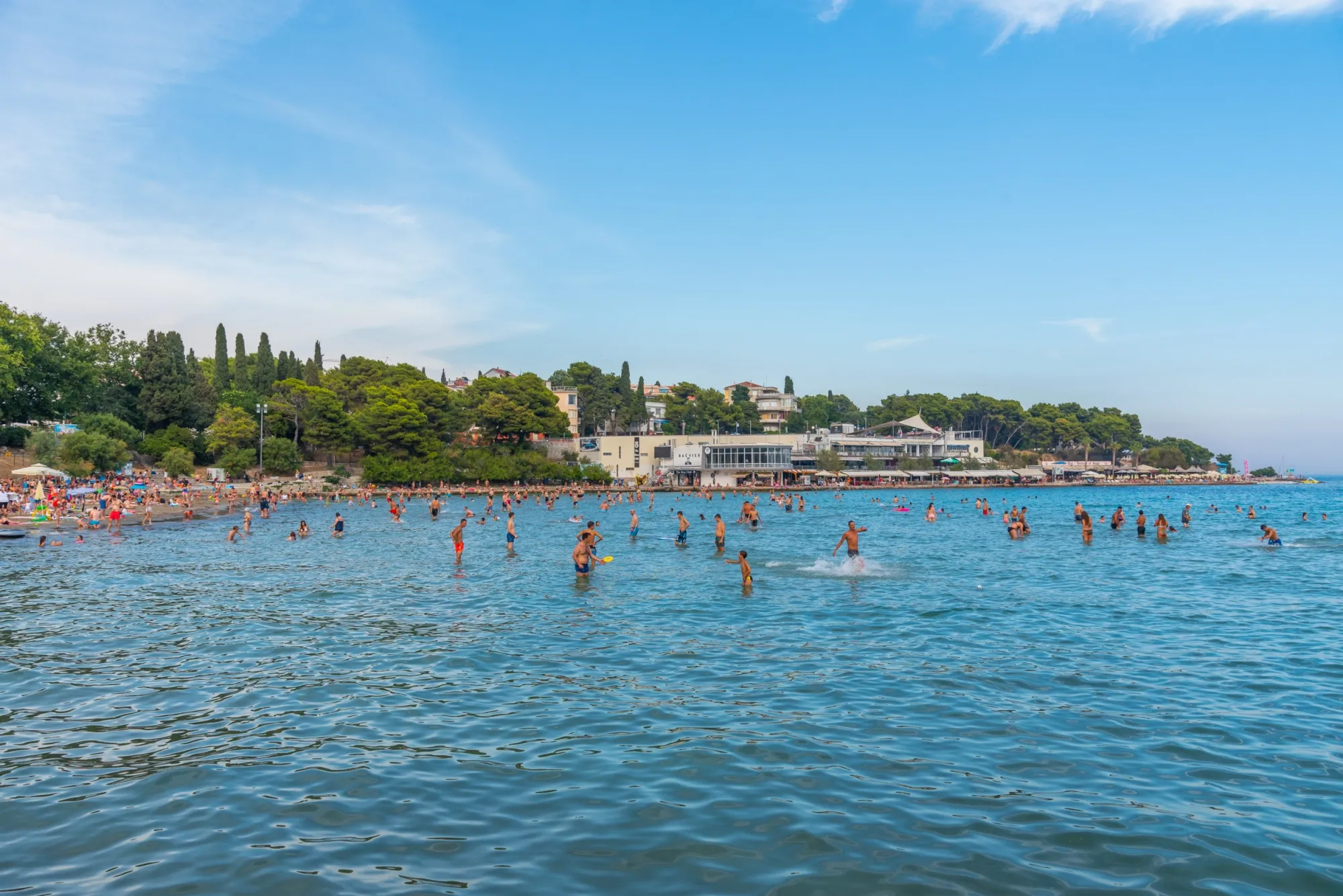 Turisté v Chorvatsku našli pláž, ze které se jim chce pryč. Špína, přeplněno a ceny je rychle znechutily.