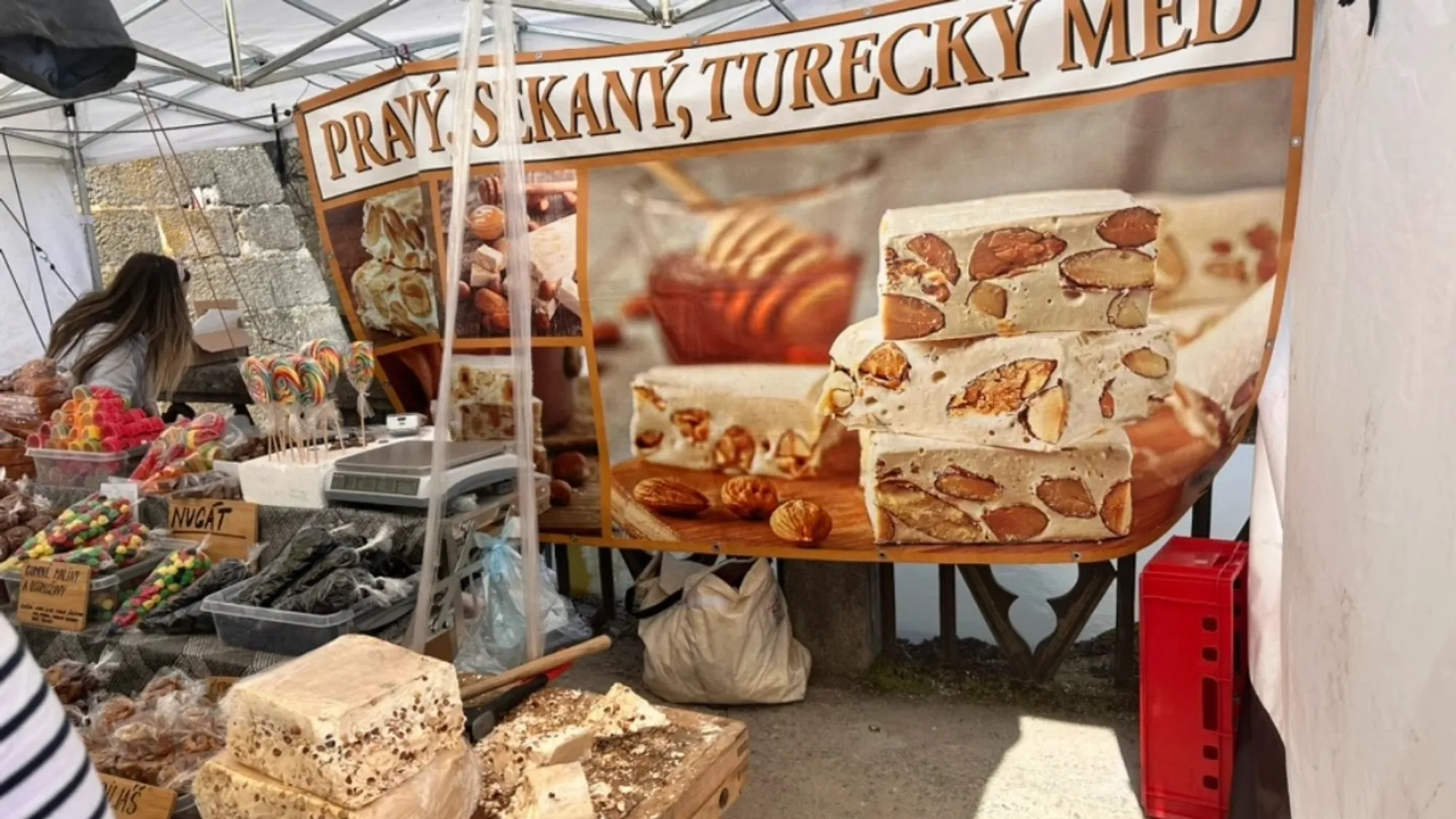 Tento hrad znají všichni. Přesto lidem uniká, že právě tady vznikala slavná filmová pohádka.