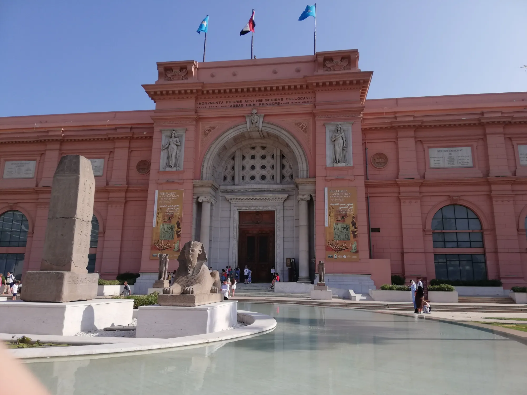 Egypt je pro Čechy symbolem moře i pyramid. K některým památkám se však brzy nemusí dostat.