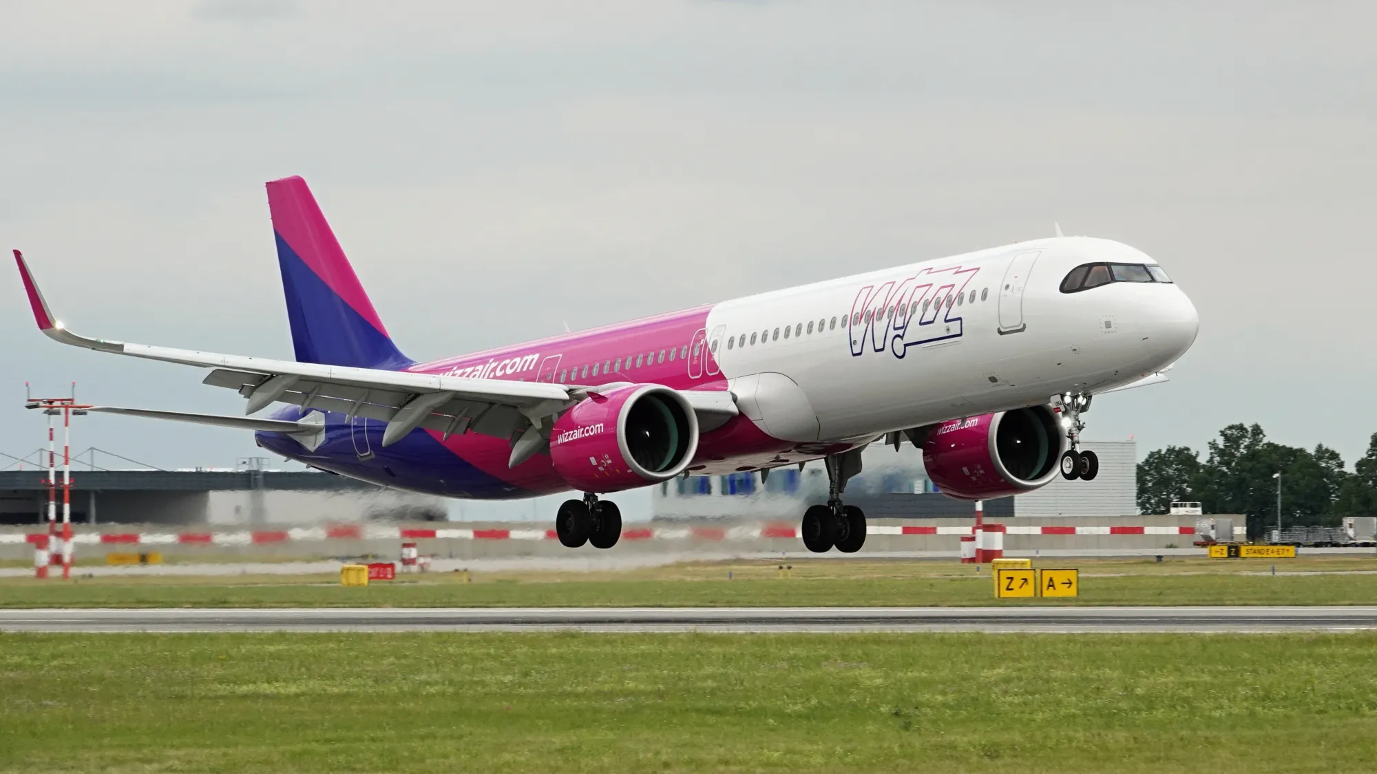 Ryanair a Wizz Air jsou pod palbou kritiky. Cestování za pár korun je už spíš minulostí.