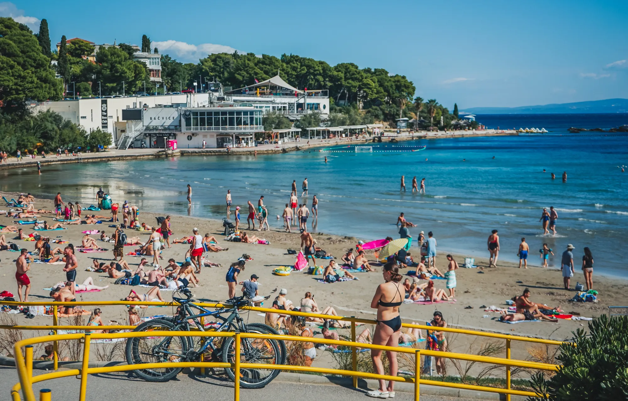 V Chorvatsku narazili na pláž, která turisty spíš odradí. Vadí jim nepořádek, tlačenice i drahota.