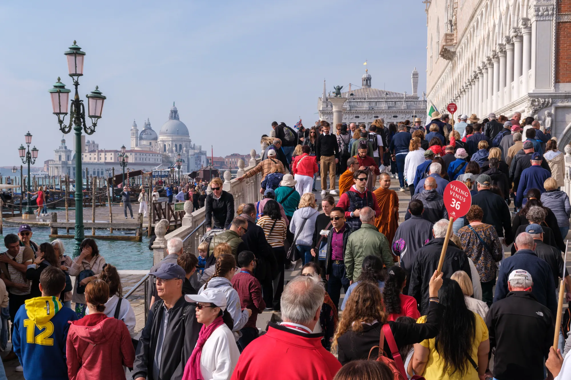 Benátky zpřísňují pravidla pro návštěvníky. Nevhodné chování může vyjít turisty na tisíce korun.
