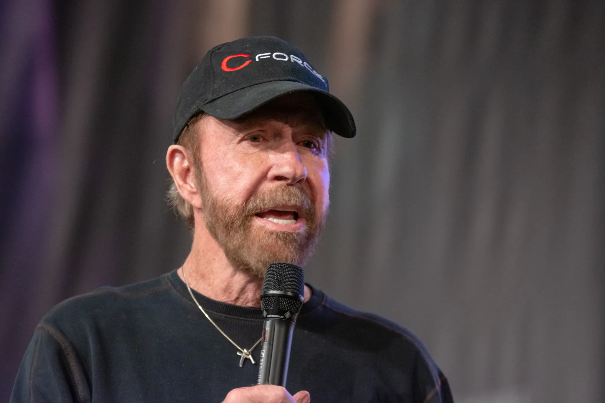Chuck Norris dlouho nic nedal znát. Za zavřenými dveřmi ho sužovaly vážné zdravotní potíže.