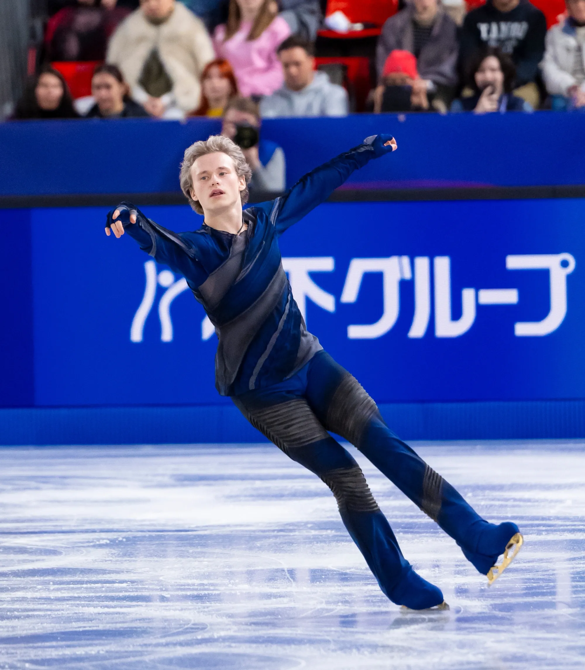 Ilja Malinin reprezentuje USA, vyrůstal v ruské tradici. Jeho výkony mění krasobruslení.