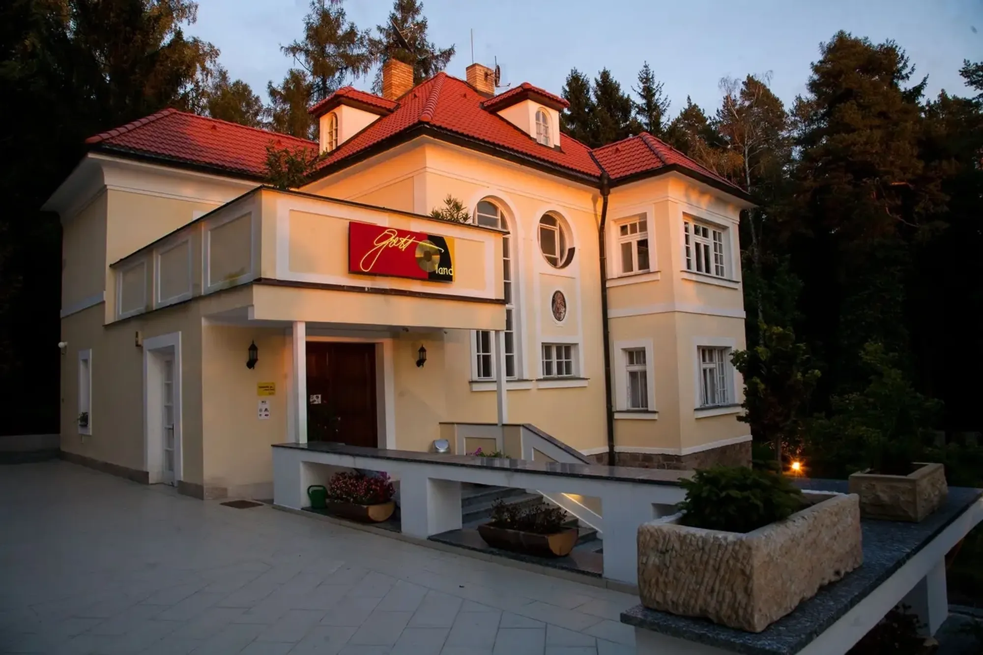 Luxusní vila po Karlu Gottovi prošla proměnou. Návštěvníci nečekají, co je uvnitř čeká.