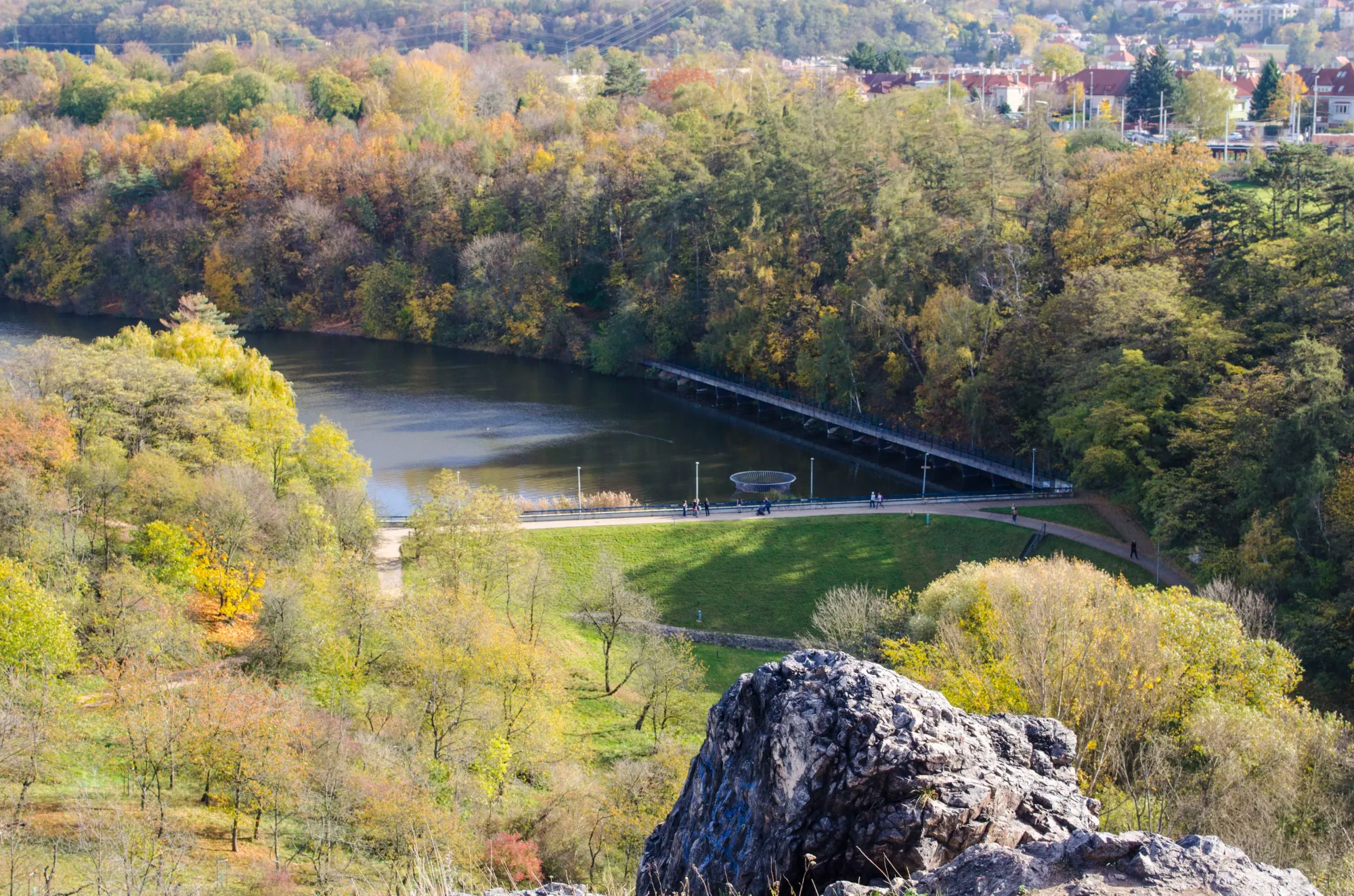 Turisté tomu nevěřili, dokud ji nezkusili. Nenápadná stezka u Prahy ovládla žebříček a trhá rekordy.