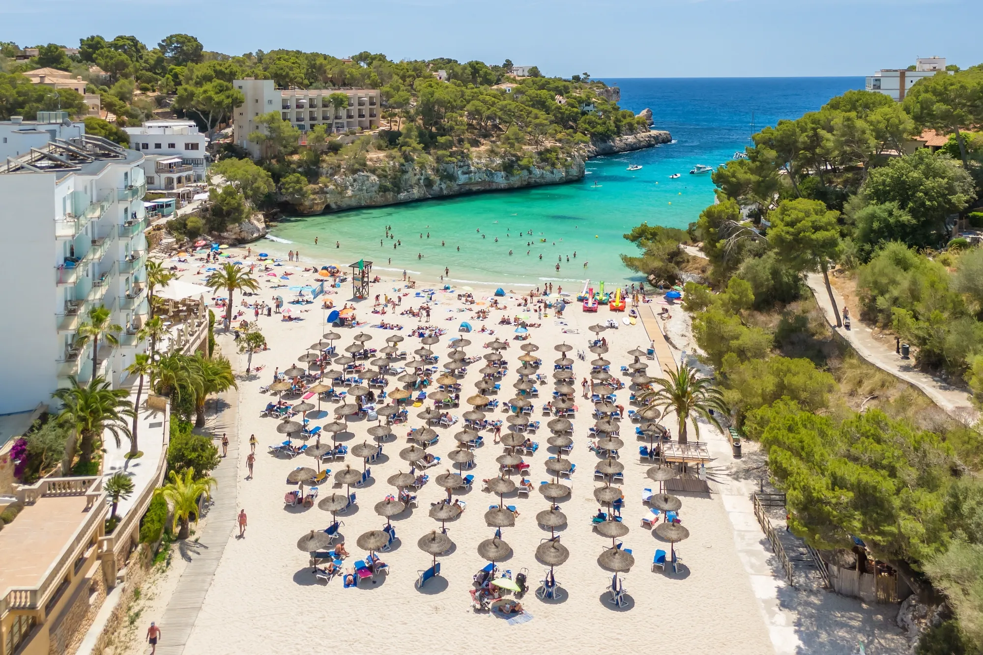 Pláž kdysi patřila k nejkrásnějším. Teď připomíná skládku a obyvatelé viní turisty z pohromy.