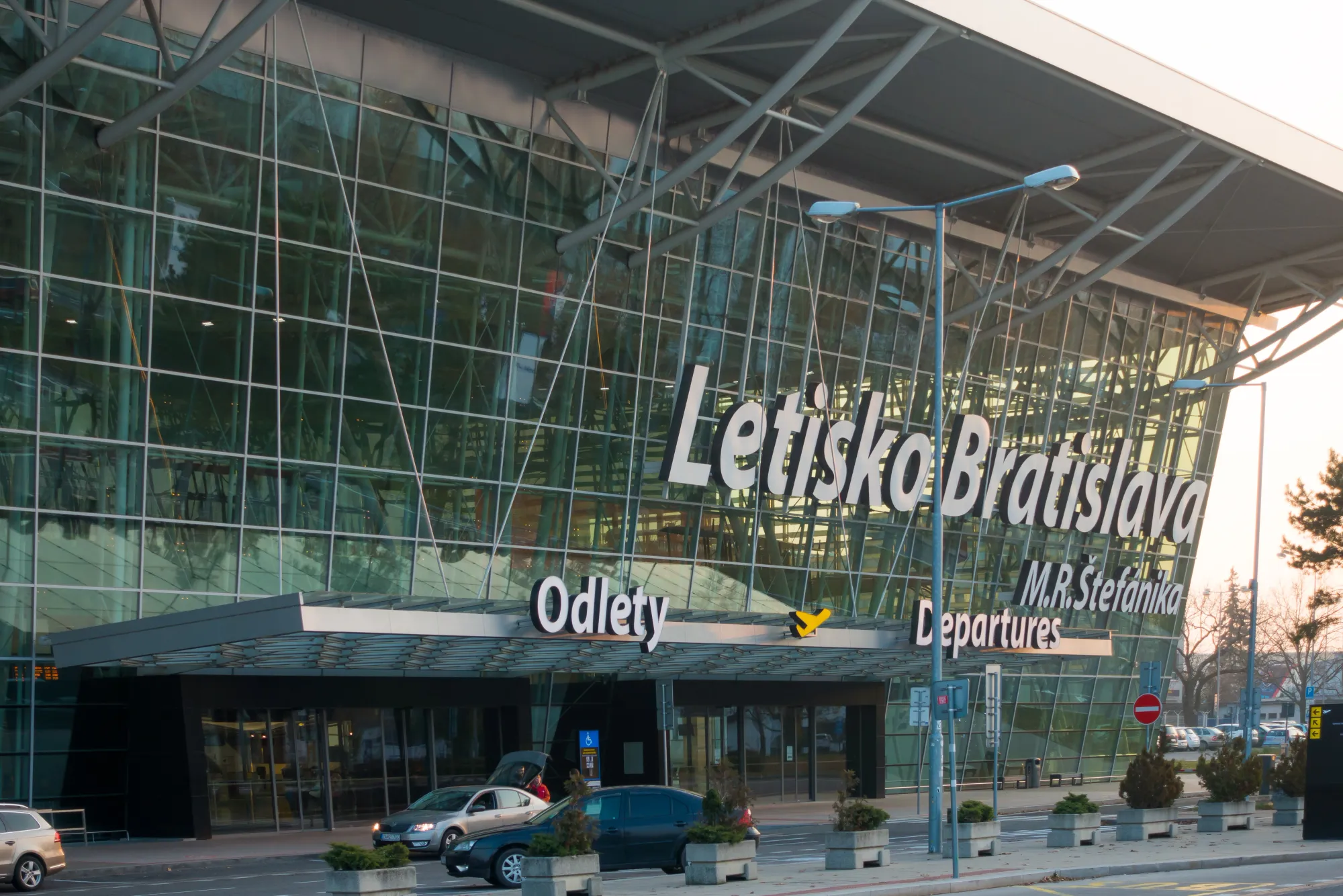 Cestovní chaos: lidé chtějí zpět tisíce za zrušené lety. Úřad šokoval přiznáním, že lhůta není.