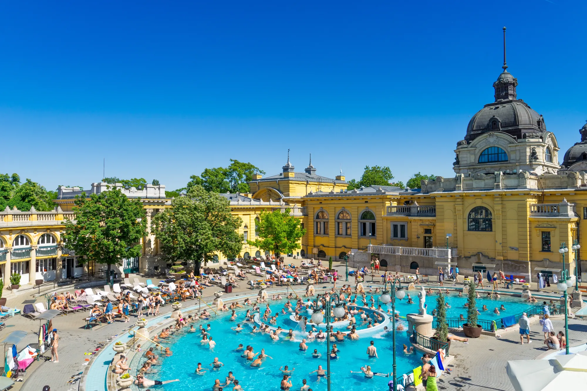 Češi jezdí obdivovat slavné budovy, přitom u města stojí jedny z největších lázní světa a téměř je neznají.