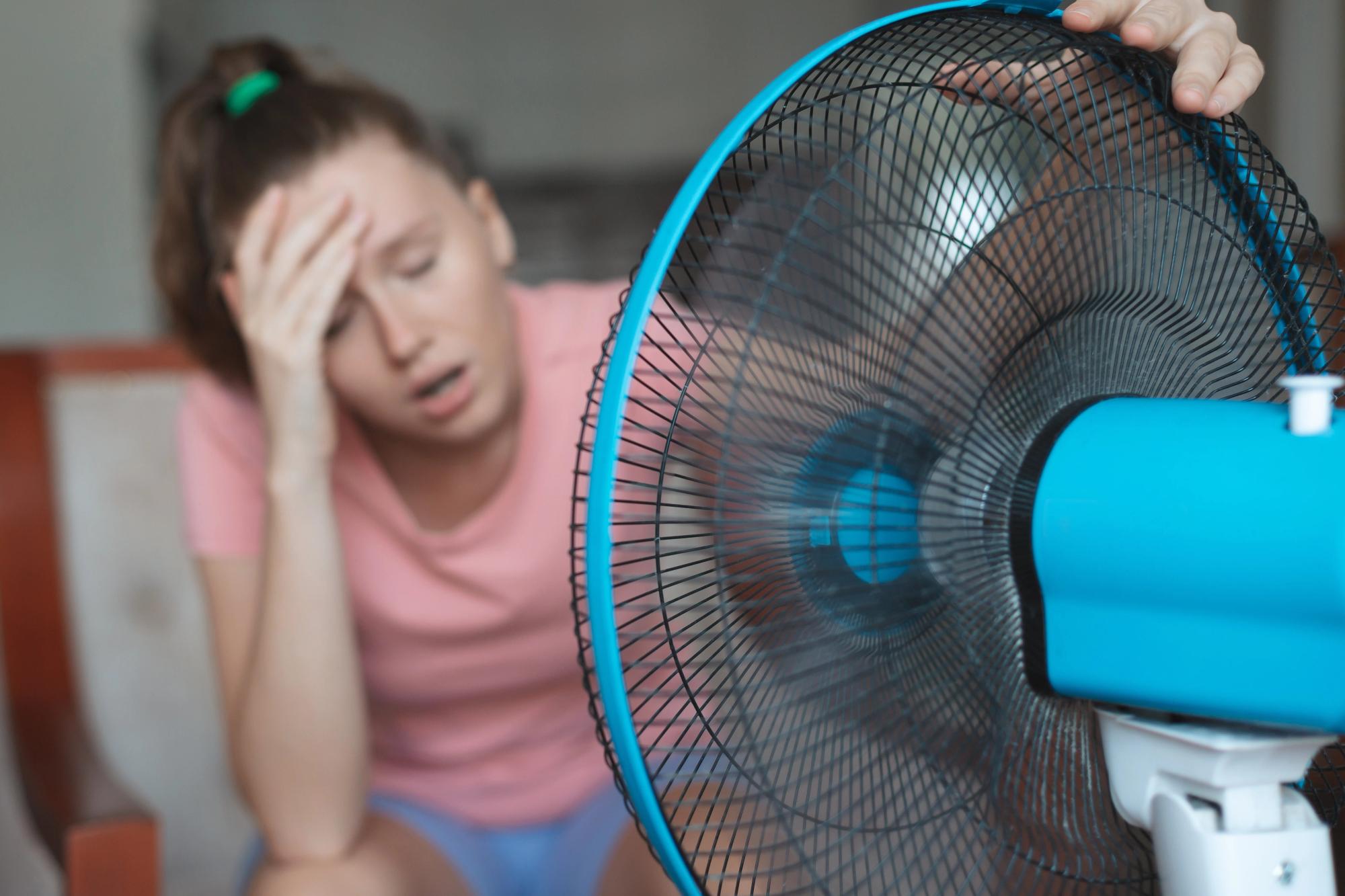 Češi v horku často větrají ve špatnou dobu: Byt se pak přehřeje víc, než by musel.