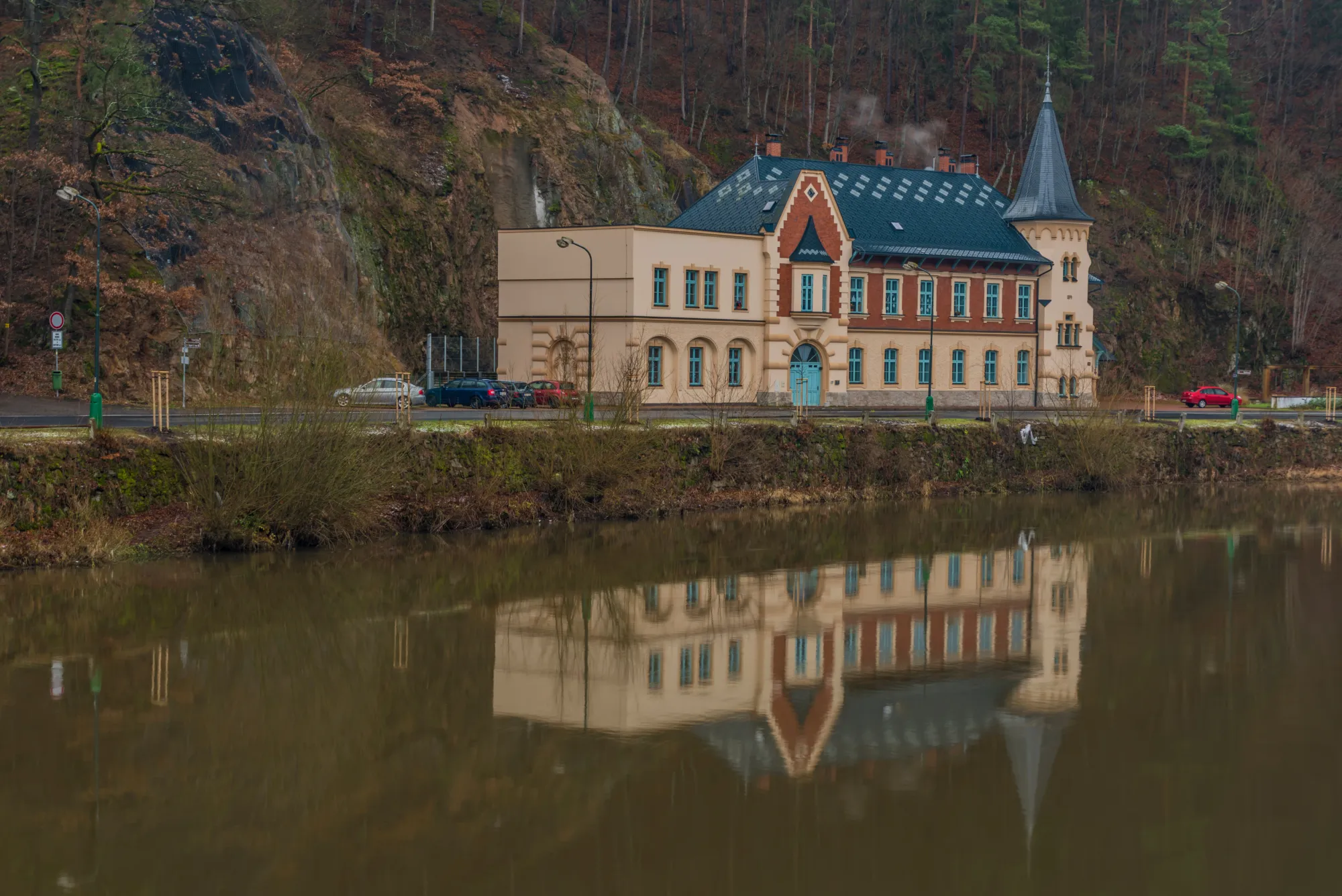 Lázně téměř bez návštěvníků, přesto s pramenem světoznámé minerálky.