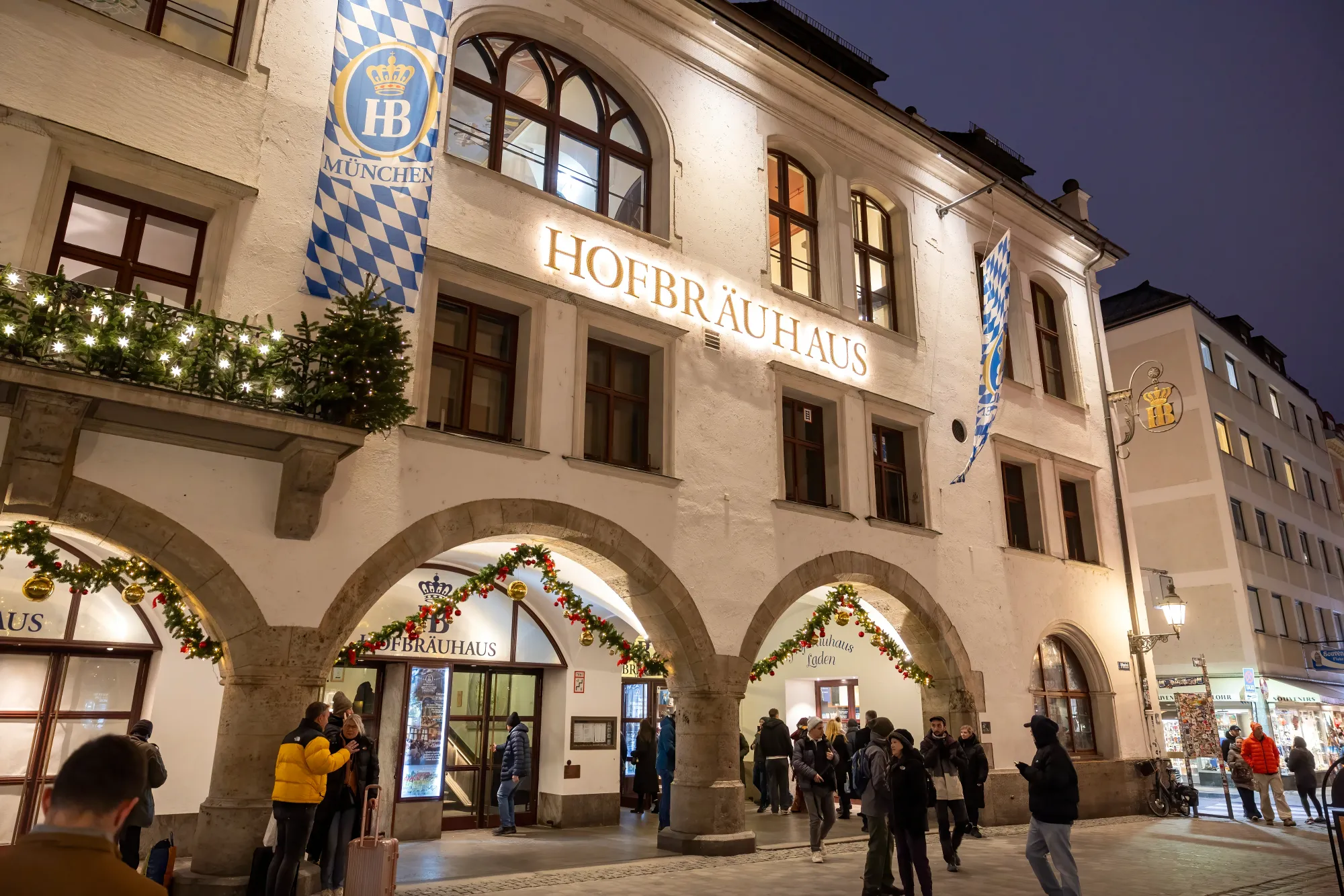 Rakouské Hofbräuhaus nabízí levnější pivo než pražská hospoda. Češi přitom často míří do dražších podniků hned vedle.