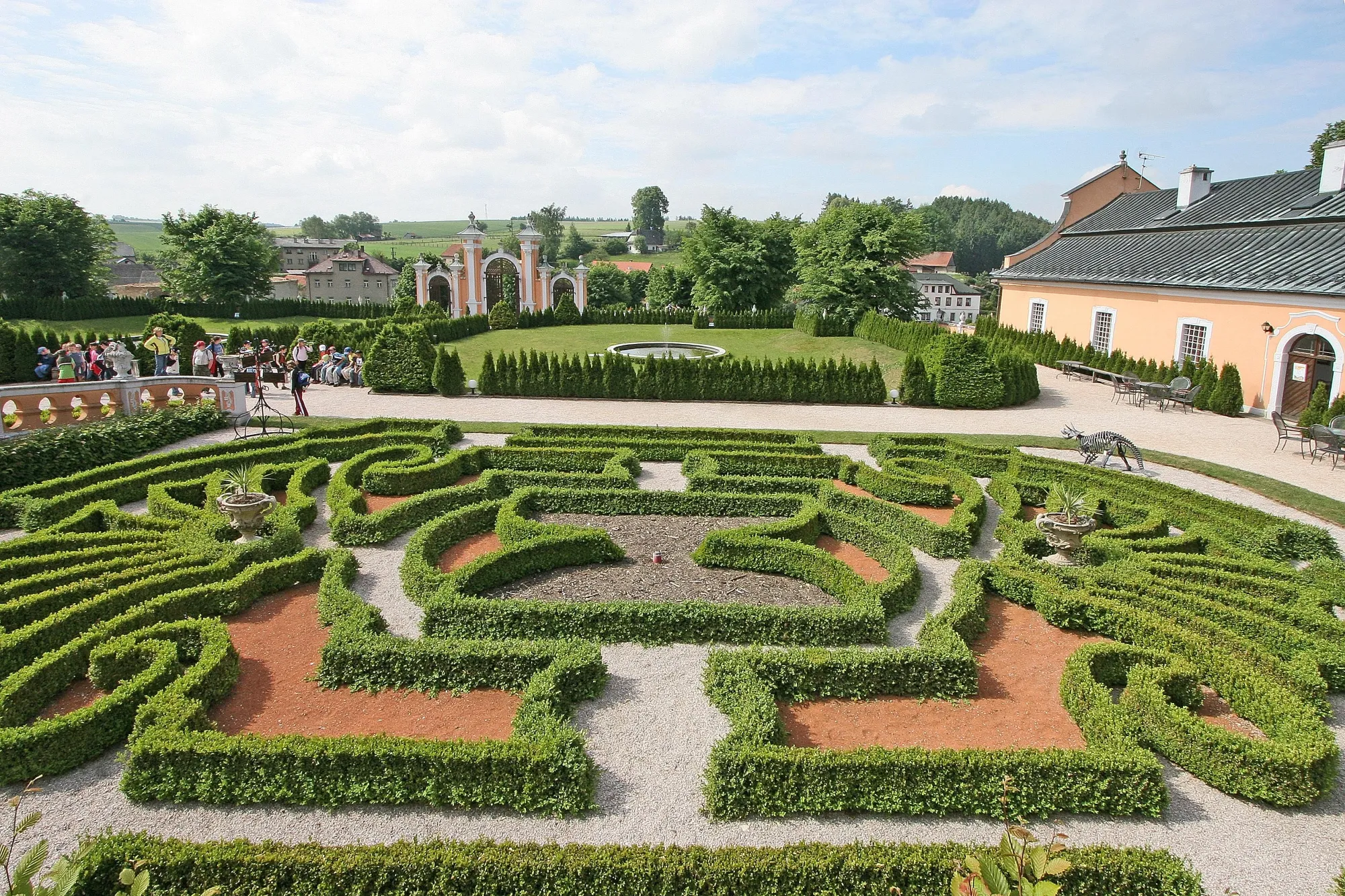 Luxus jako ve Francii, ale kousek od Pardubic. Češi objevují zámek, který připomíná Versailles.